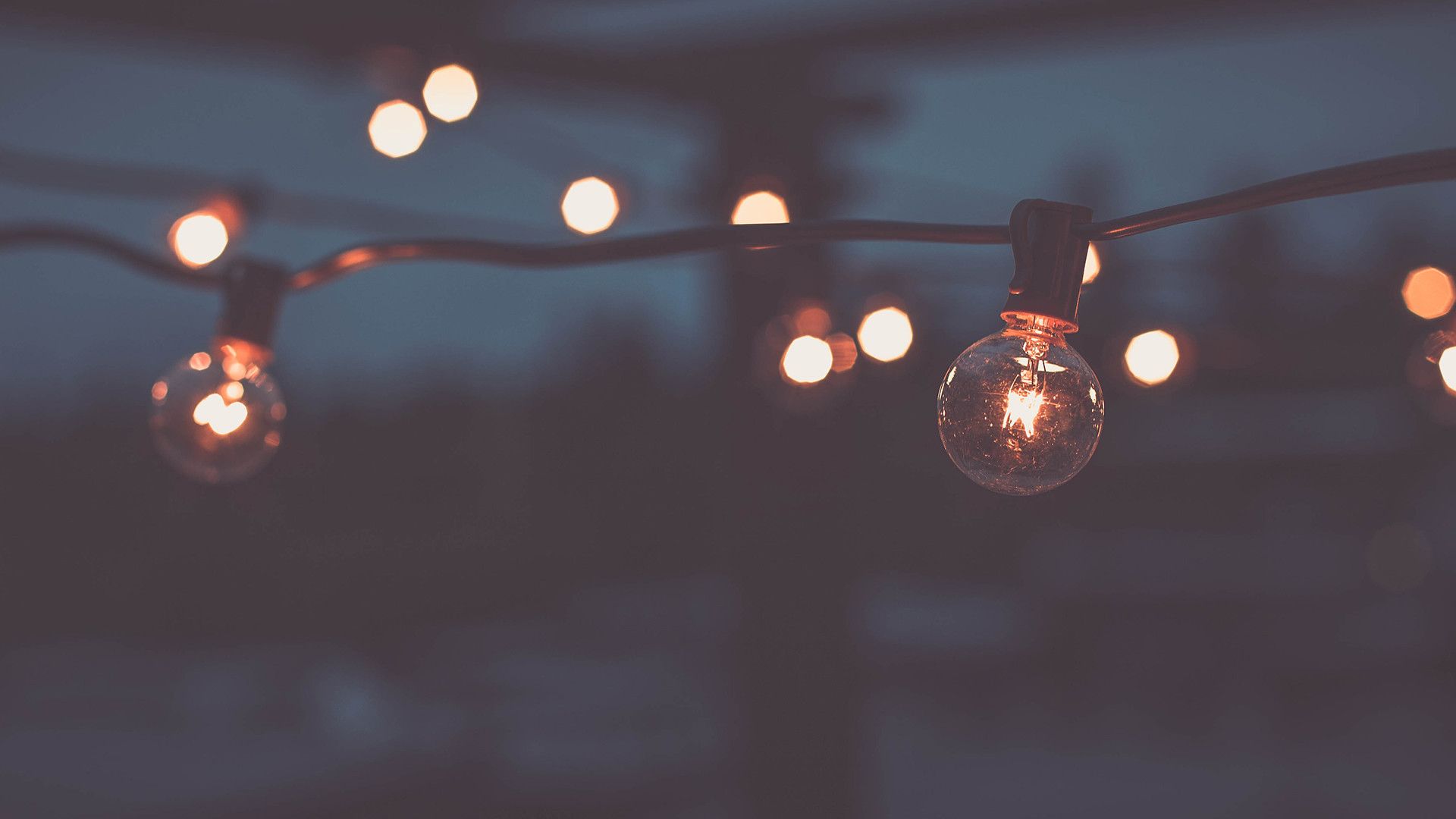 Luci a bulbo appese sera, 1920x1080 Full HD, PC Desktop