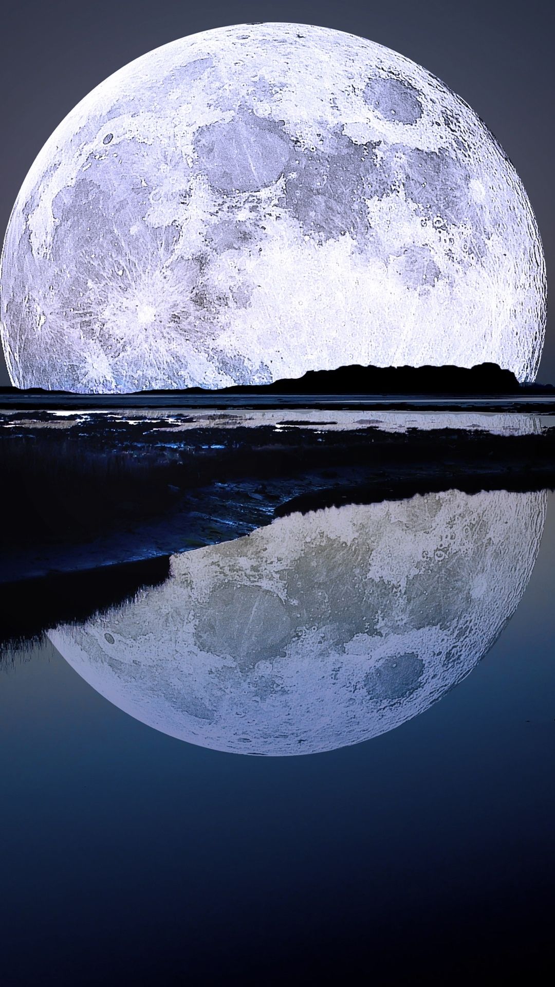 Luna piena riflessa nell'acqua, 1080x1920 Full HD Verticale, iPhone Plus