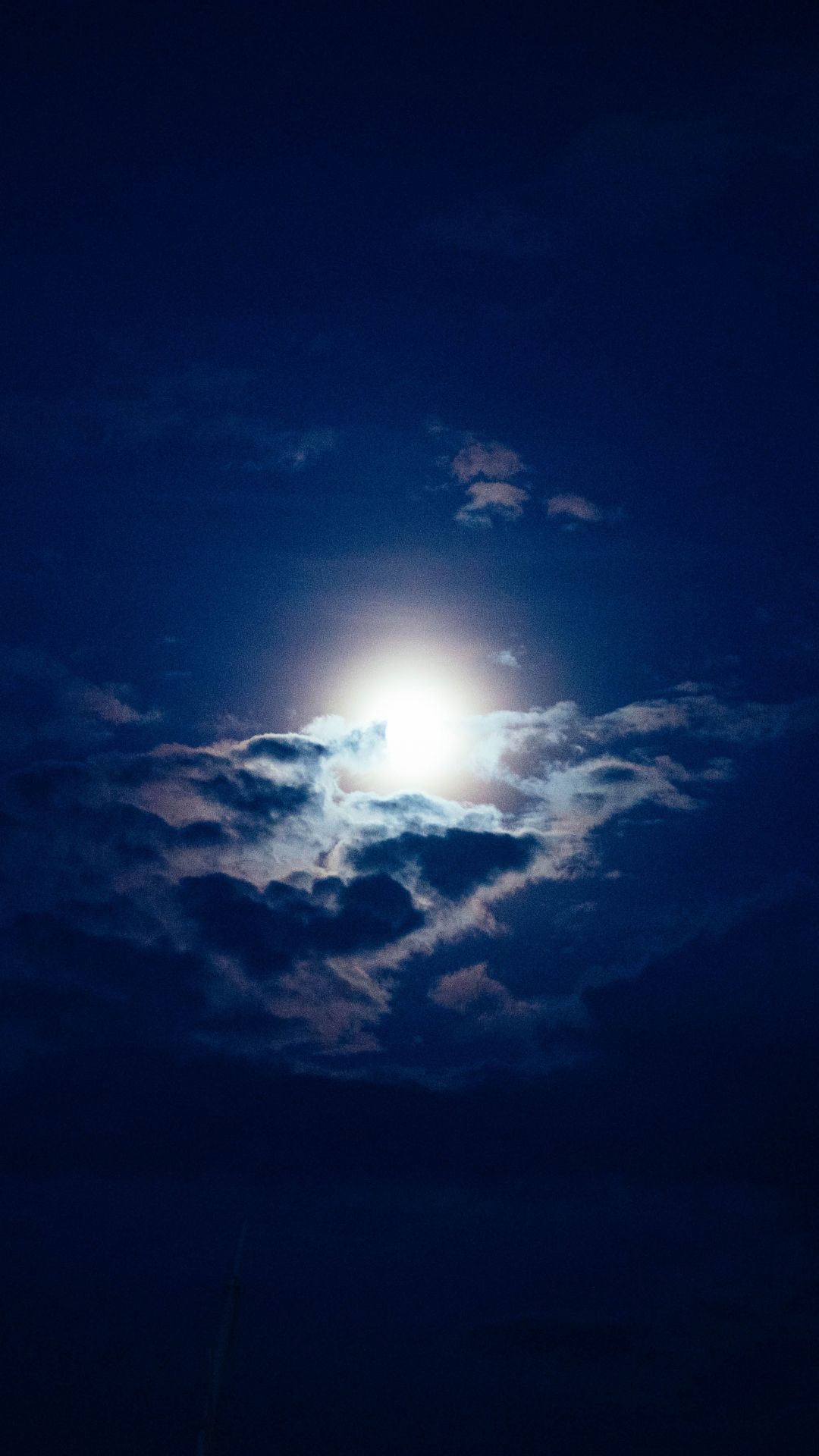 Luna piena tra nuvole notte, 1080x1920 Verticale, iPhone Plus