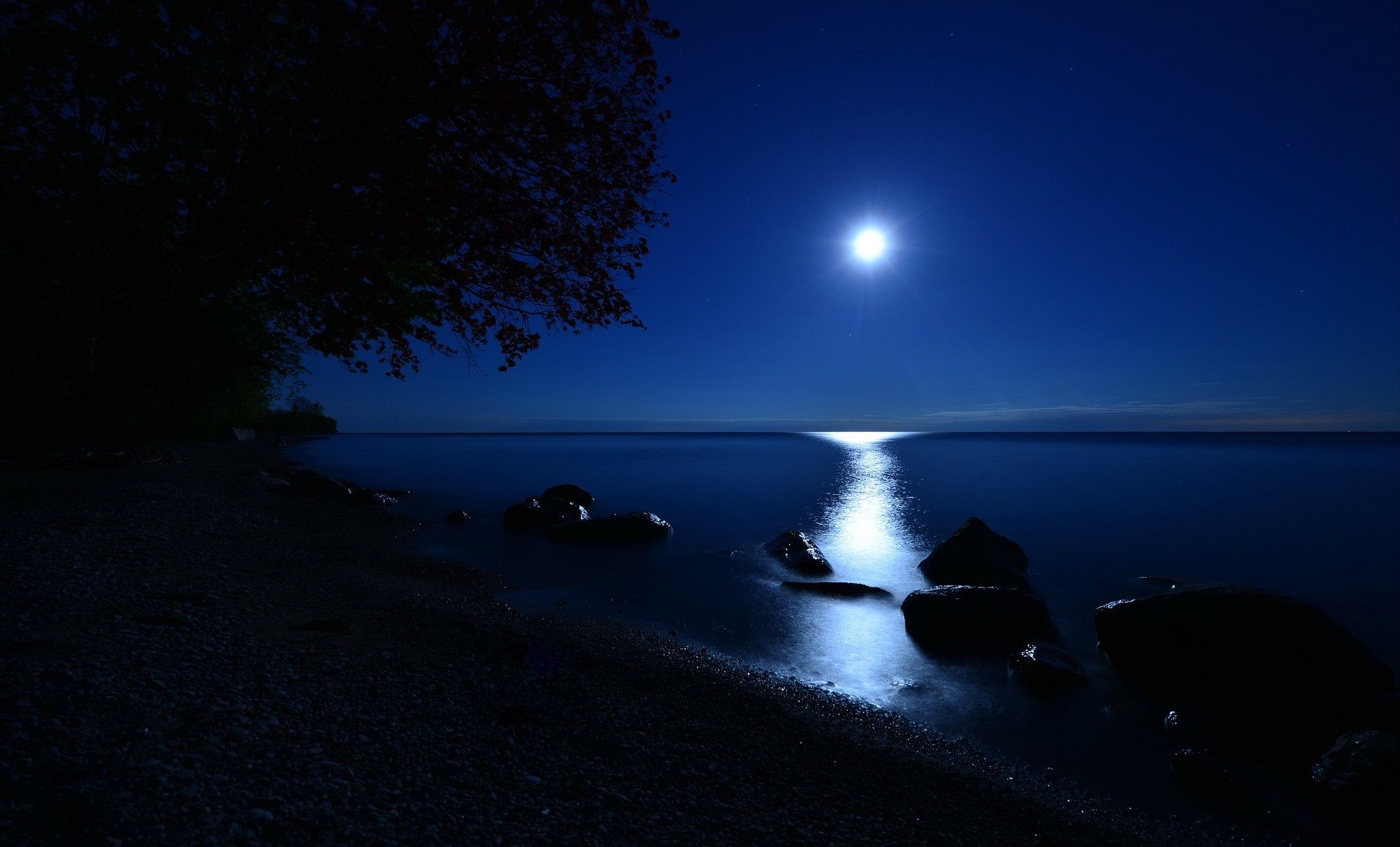 Luna blu su spiaggia notturna, 2048x1239 Hi-Res, Laptop