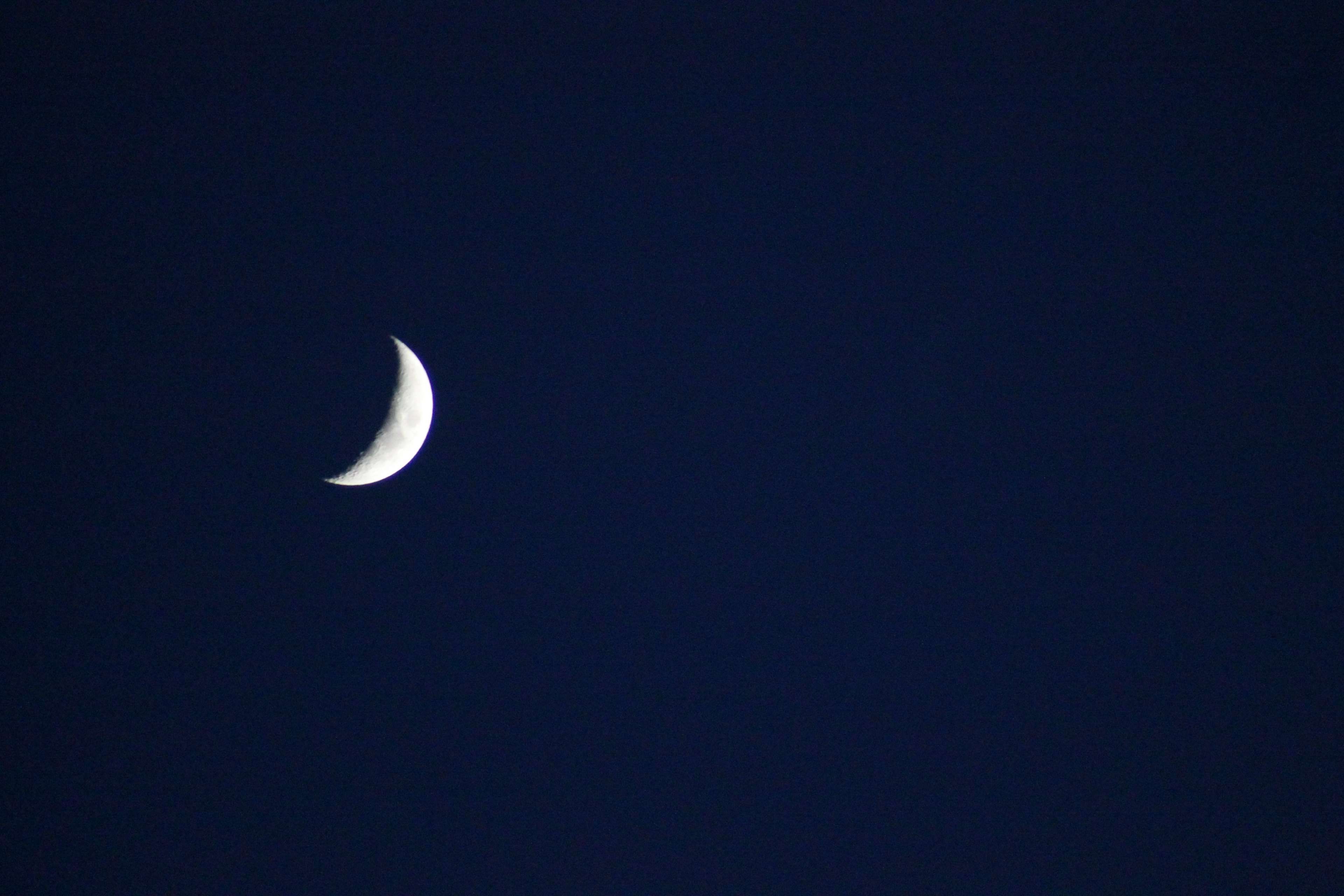 Luna crescente cielo blu scuro, 3840x2560 UHD, PC 4K