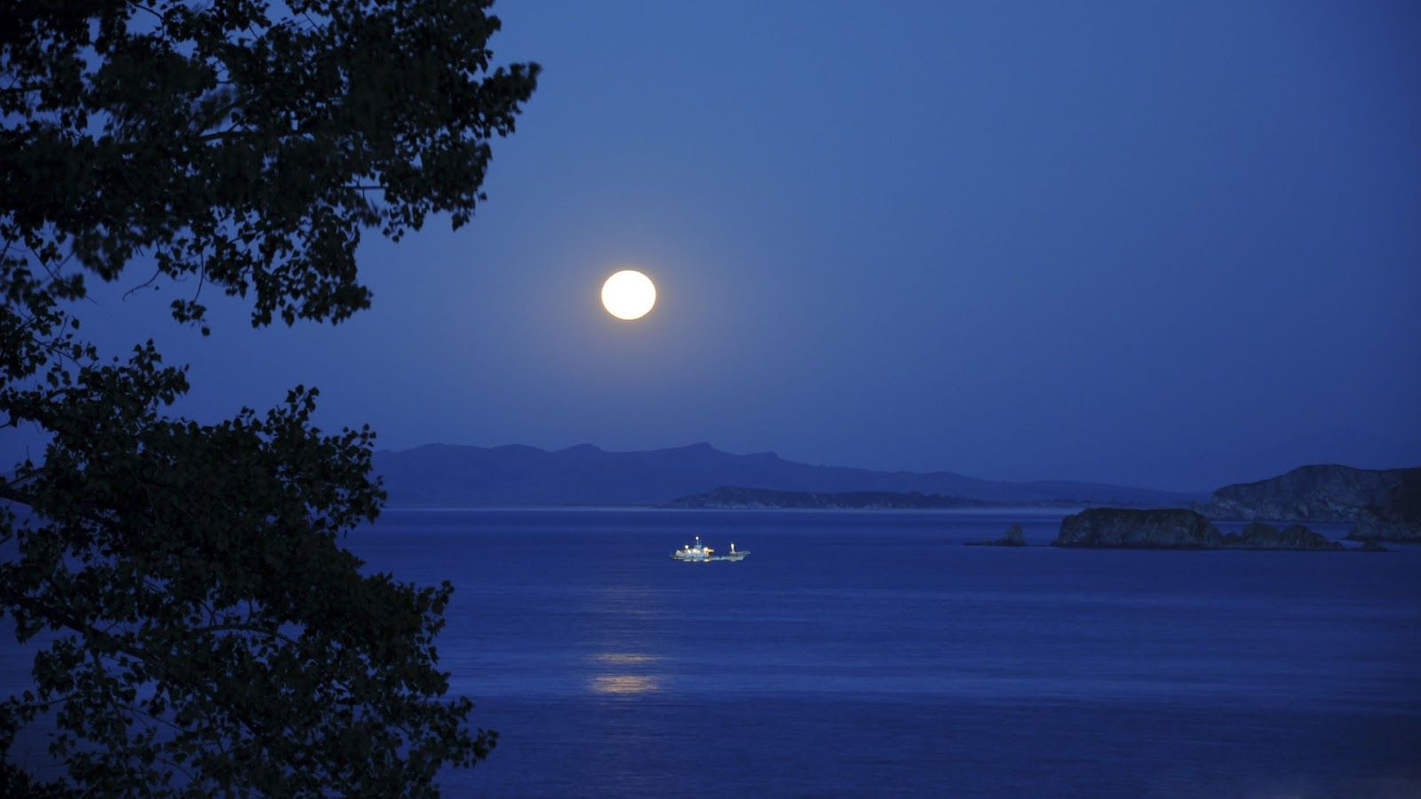 Luna piena su lago blu, 1600x900 900p, PC