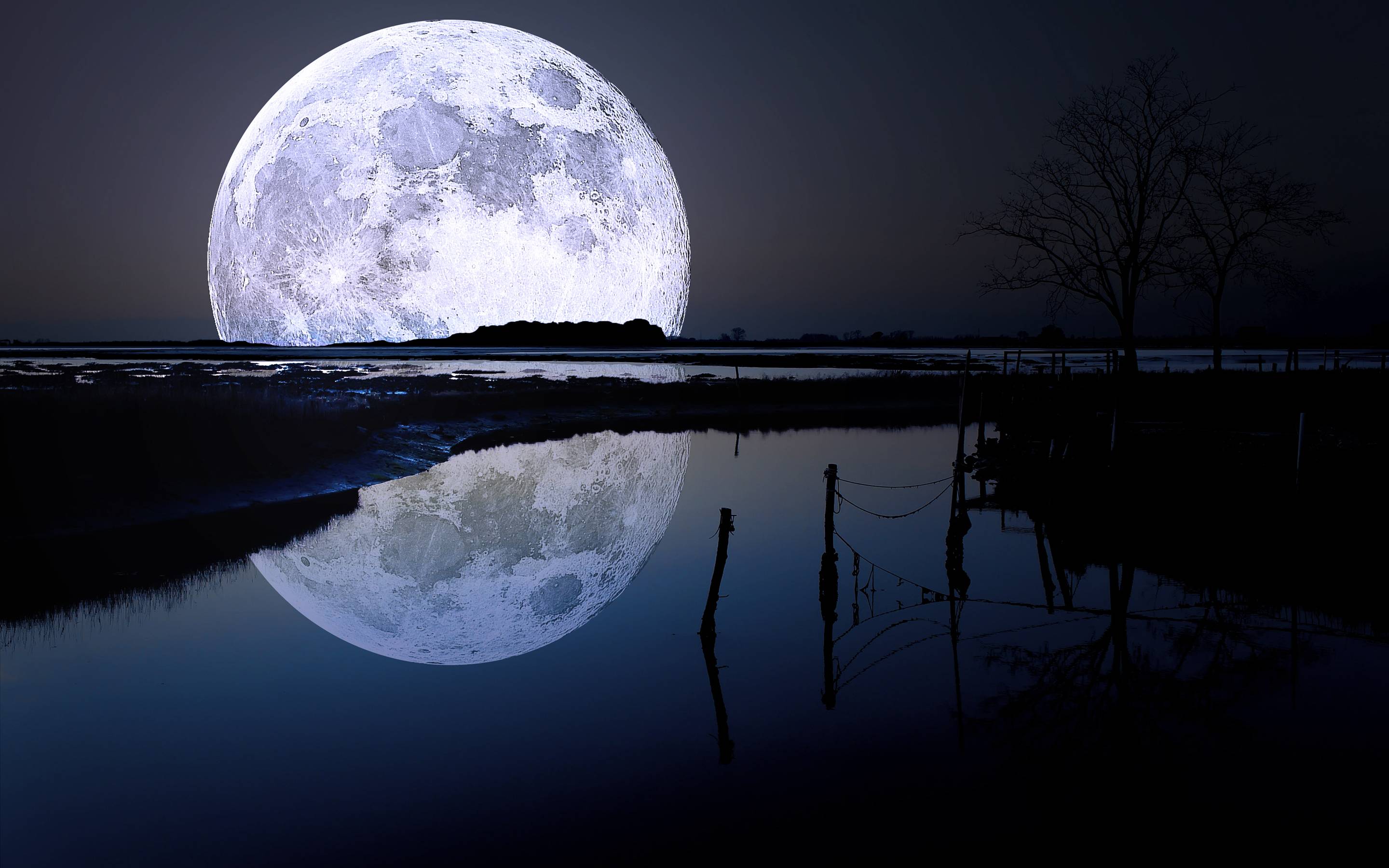 Luna piena riflessa nell'acqua, 2880x1800 2K, PC