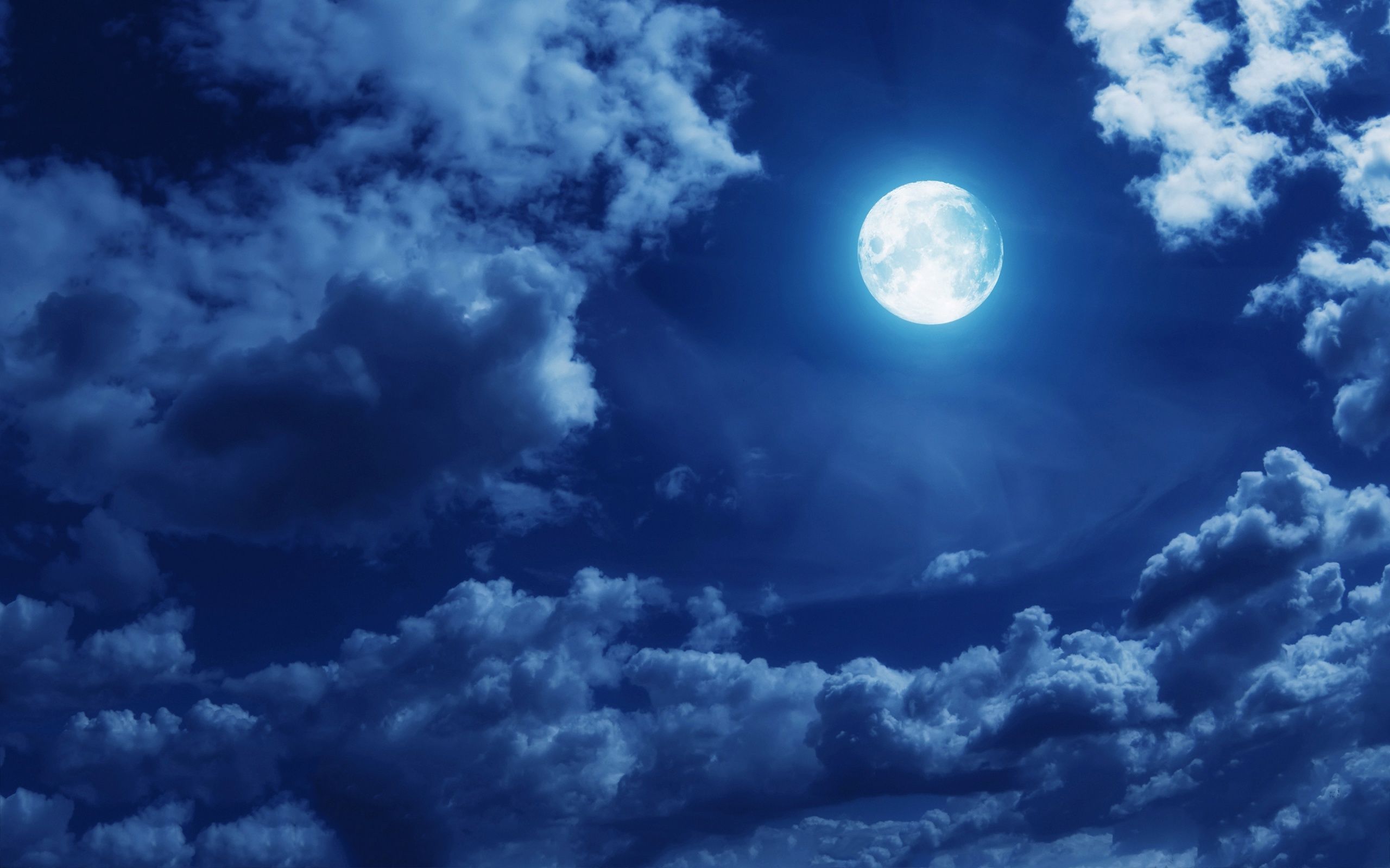 Luna piena tra nuvole notturne, 2560x1600 2K+, PC