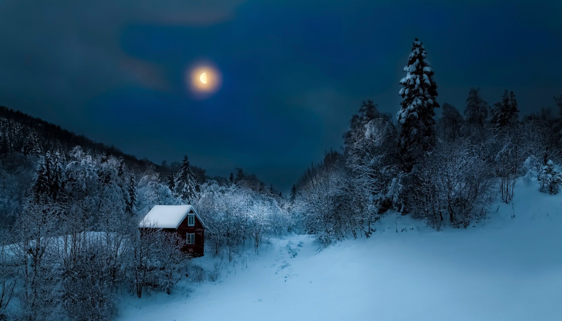 Luna piena su capanna innevata, 1920x1098 Full HD 1080p, PC