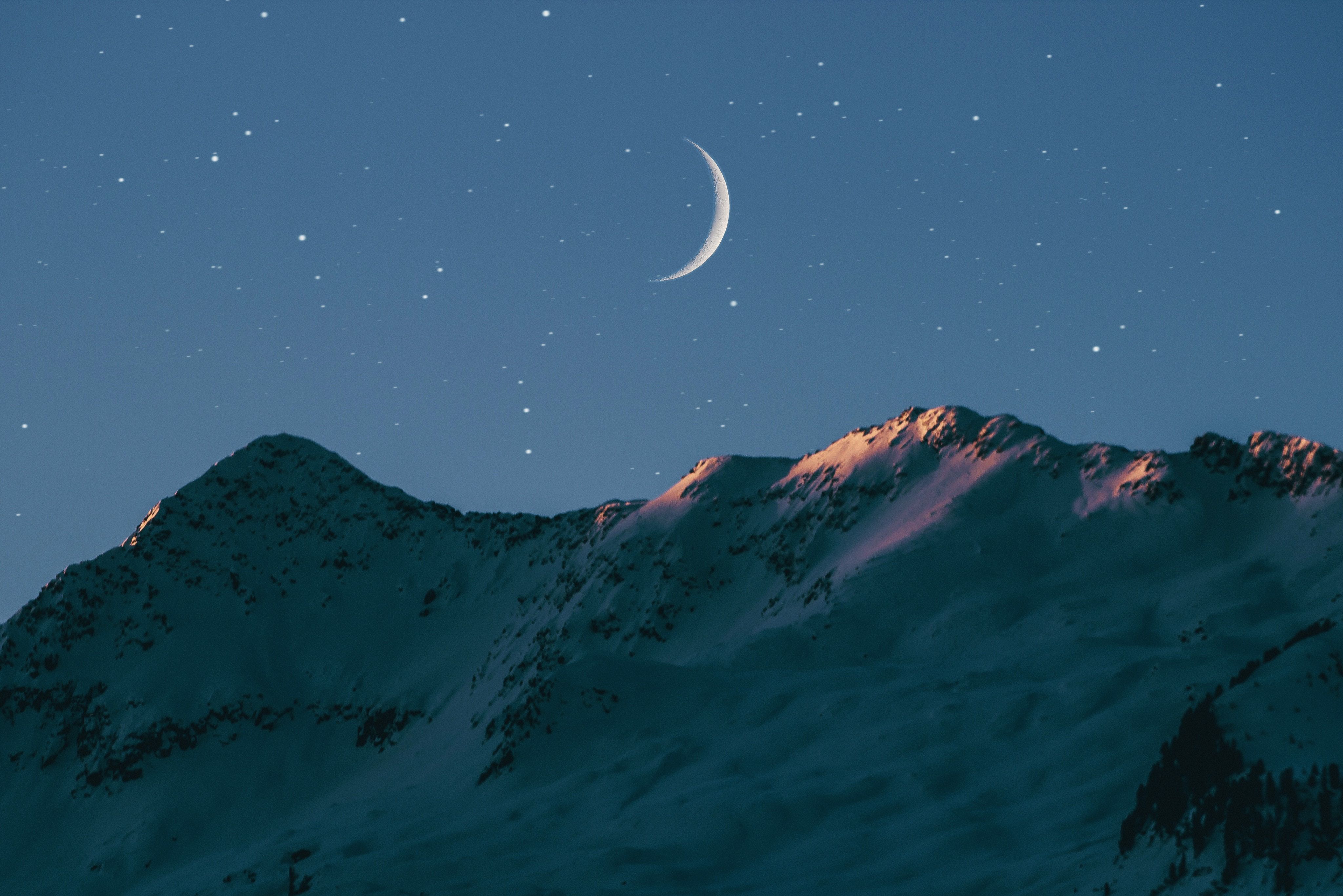 Luna crescente su montagne innevate, 4096x2733 Ultra HD, 4K TV