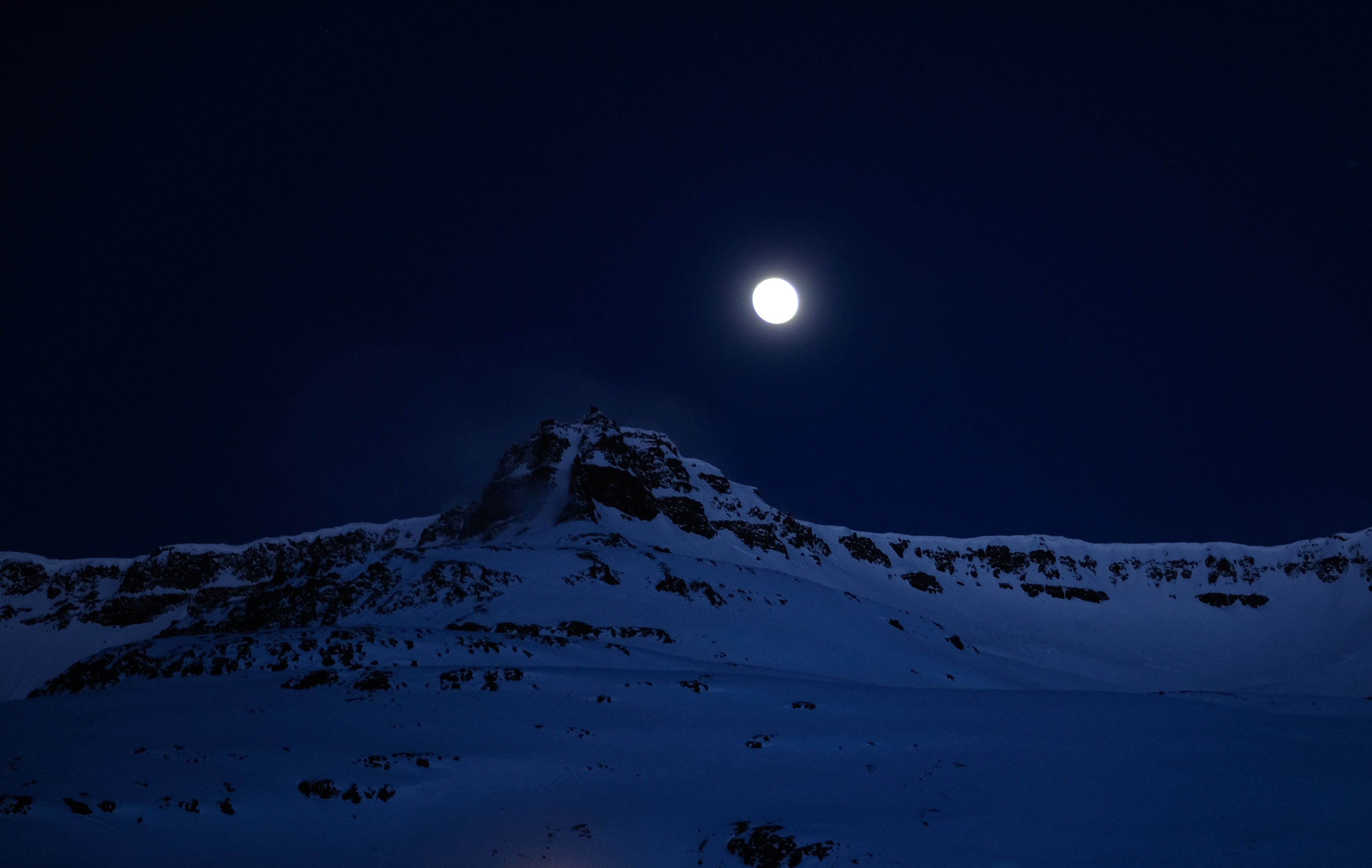 Montagna innevata con luna piena, 3500x2215 2K, Desktop