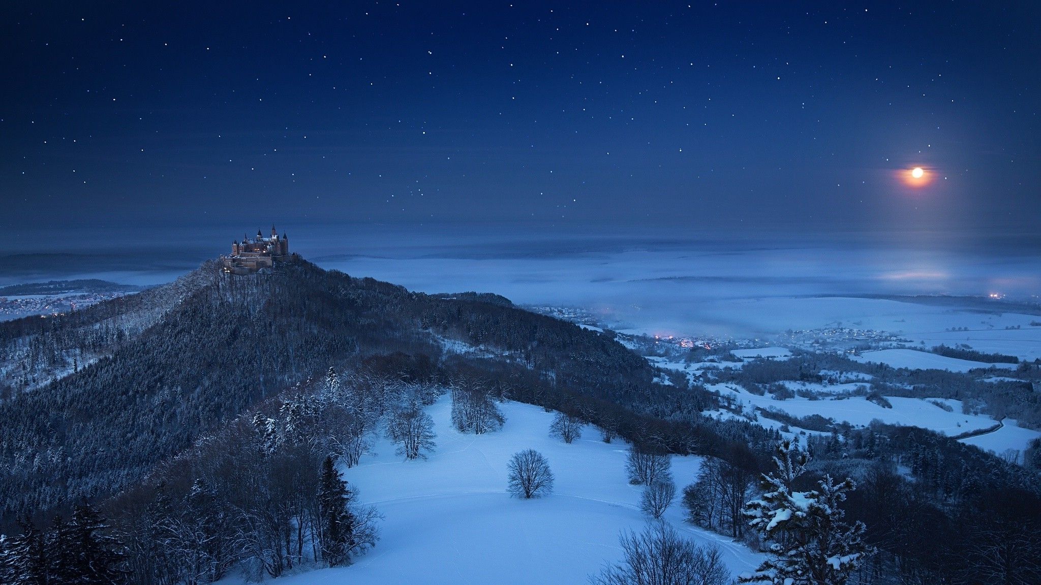 Castello su collina innevata, notte stellata, 2048x1152 alta risoluzione, PC