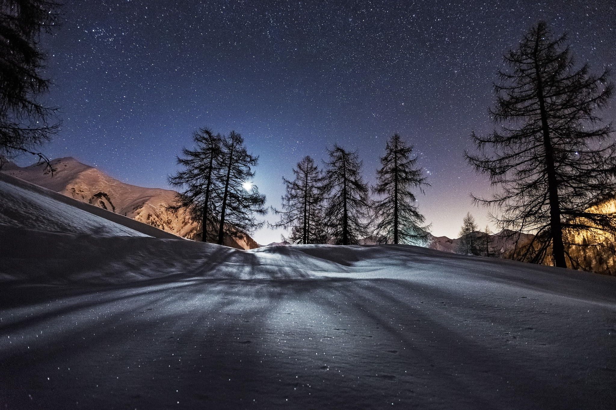 Notte innevata con luna e stelle, 2048x1365 alta risoluzione, Desktop
