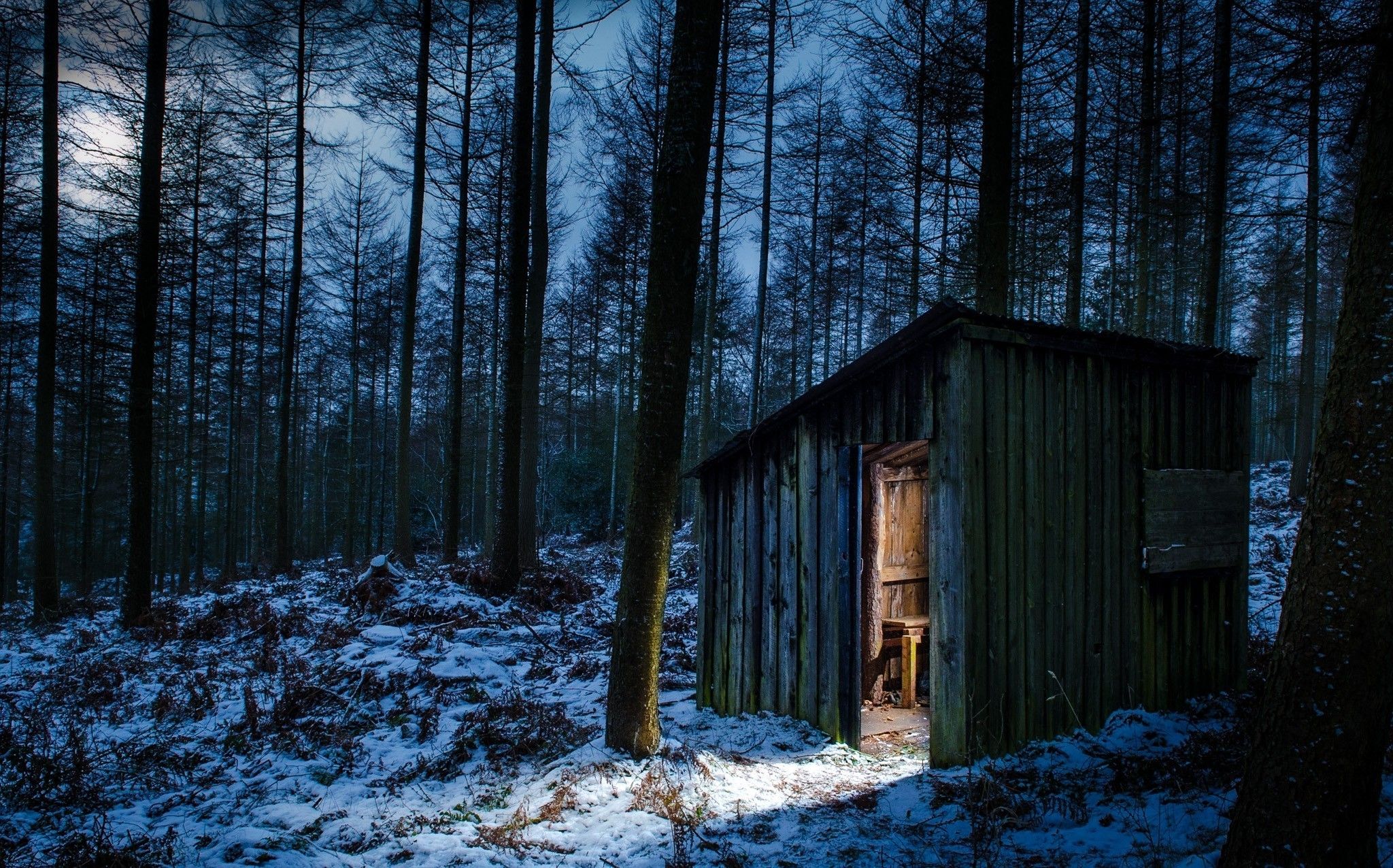 Capanna in bosco innevato notturno, 2048x1276 Hi-Res, PC
