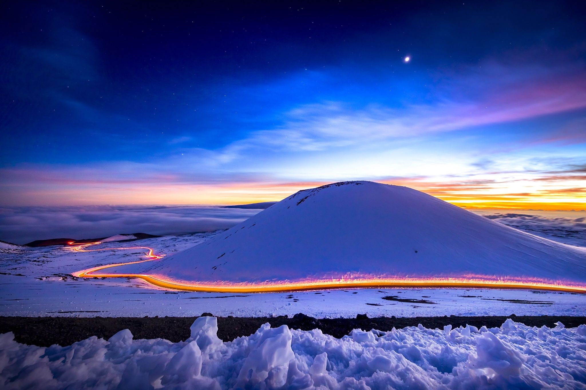 Luna e strada innevata al tramonto, 2048x1365 2K, Laptop