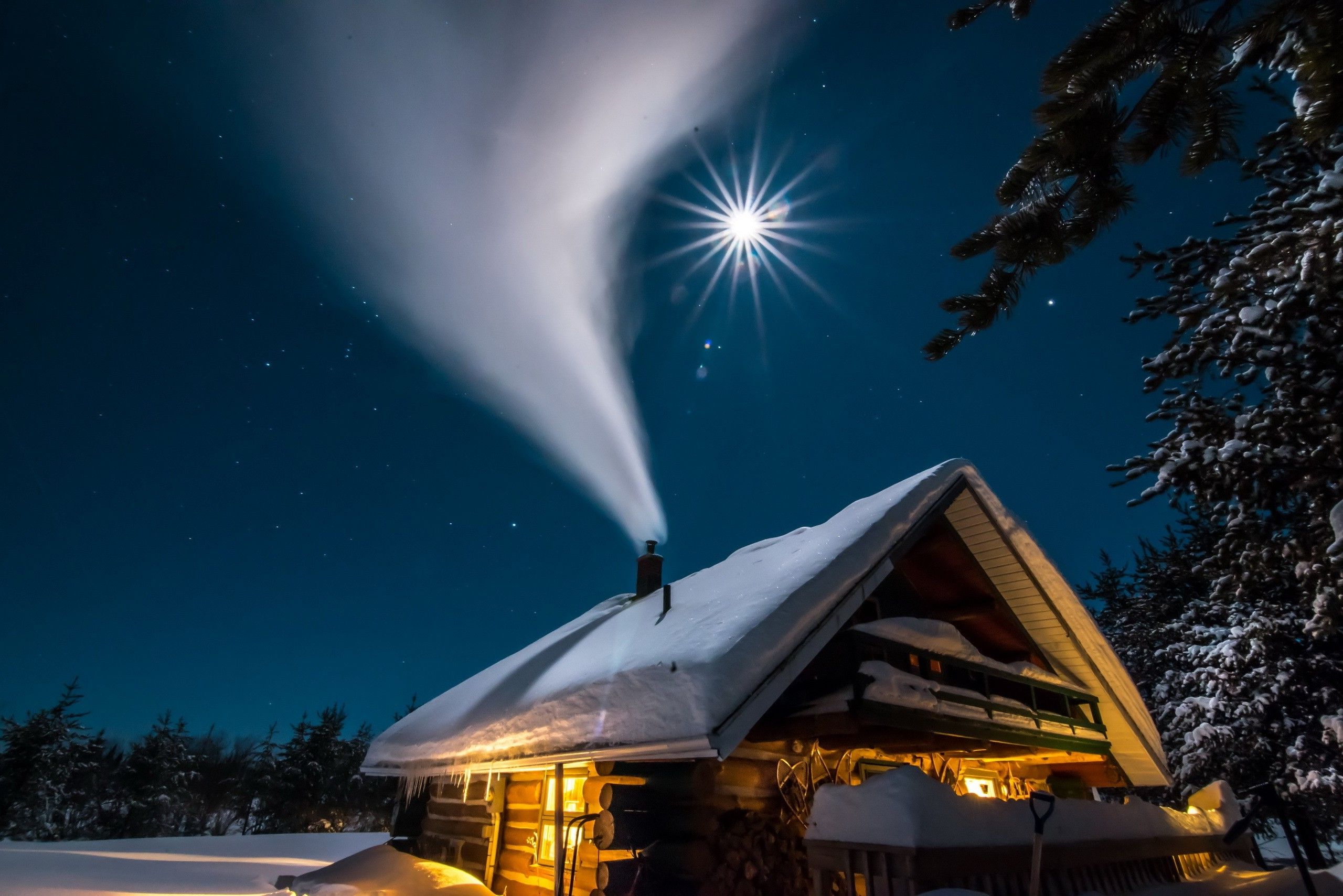 Casa innevata con fumo verso luna, 2560x1709 2K, Monitor Gaming