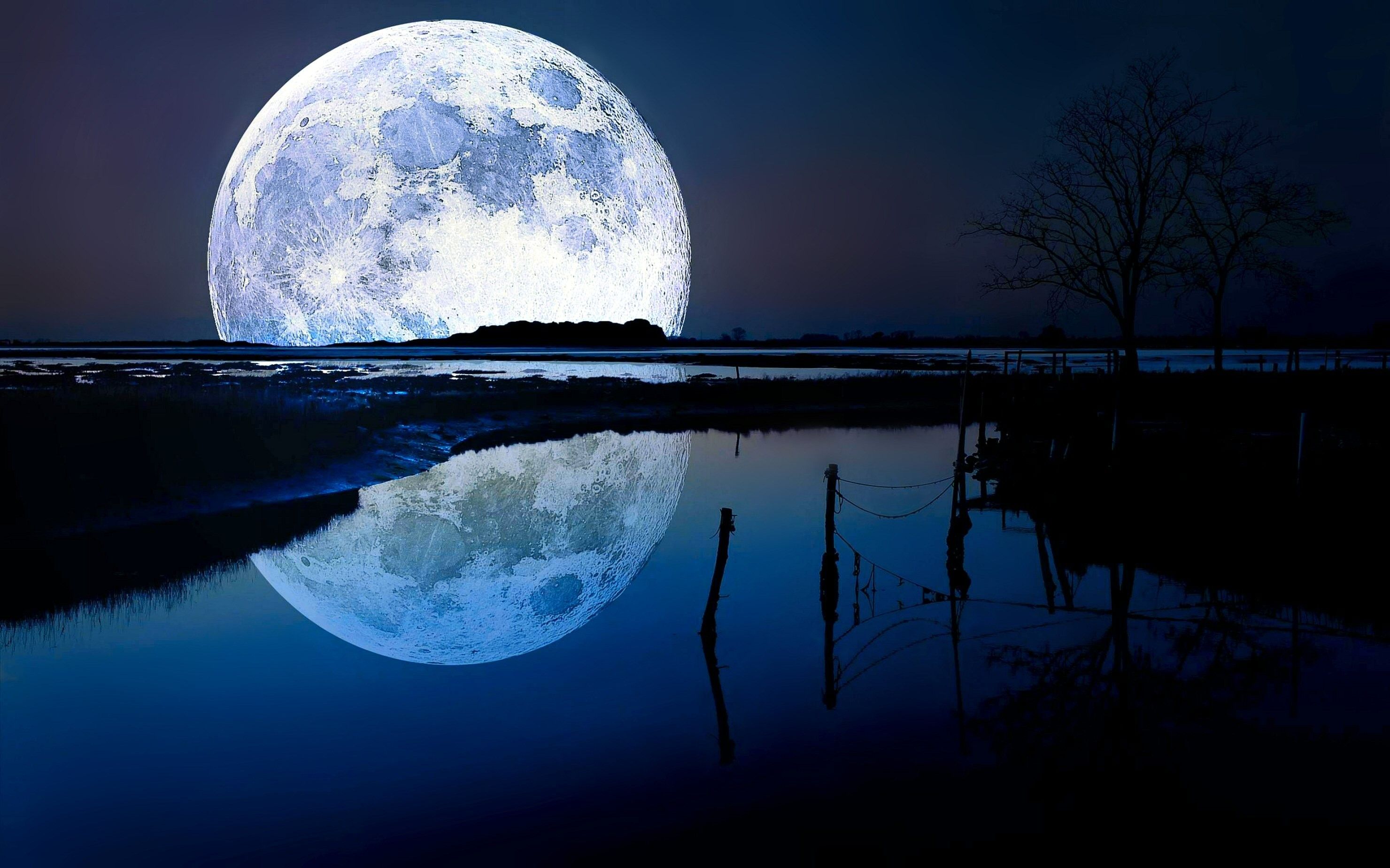 Luna piena blu riflessa sull'acqua, 2960x1850 2K+, Desktop
