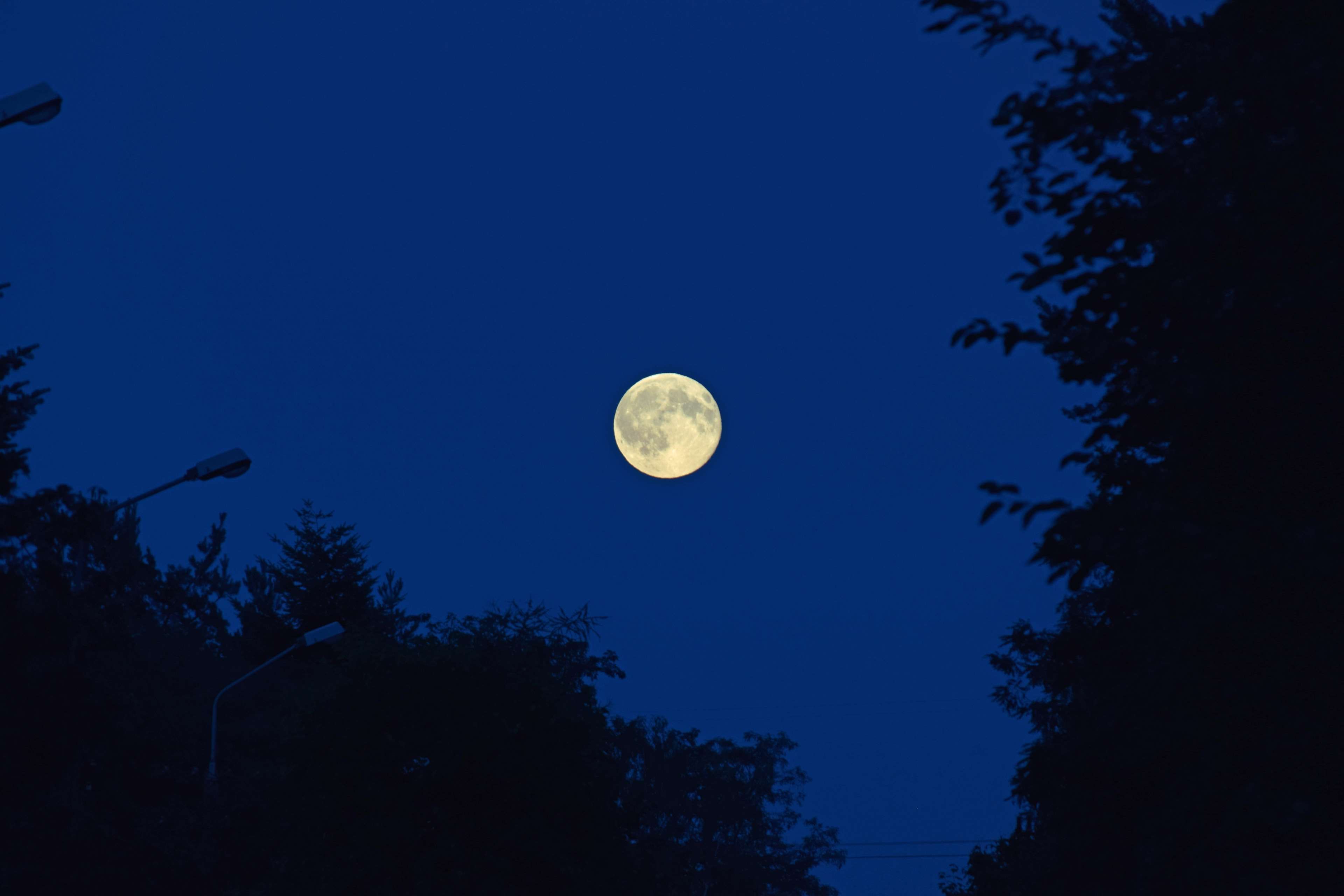 Luna piena cielo blu notte, 3840x2560 UHD, Monitor 4K