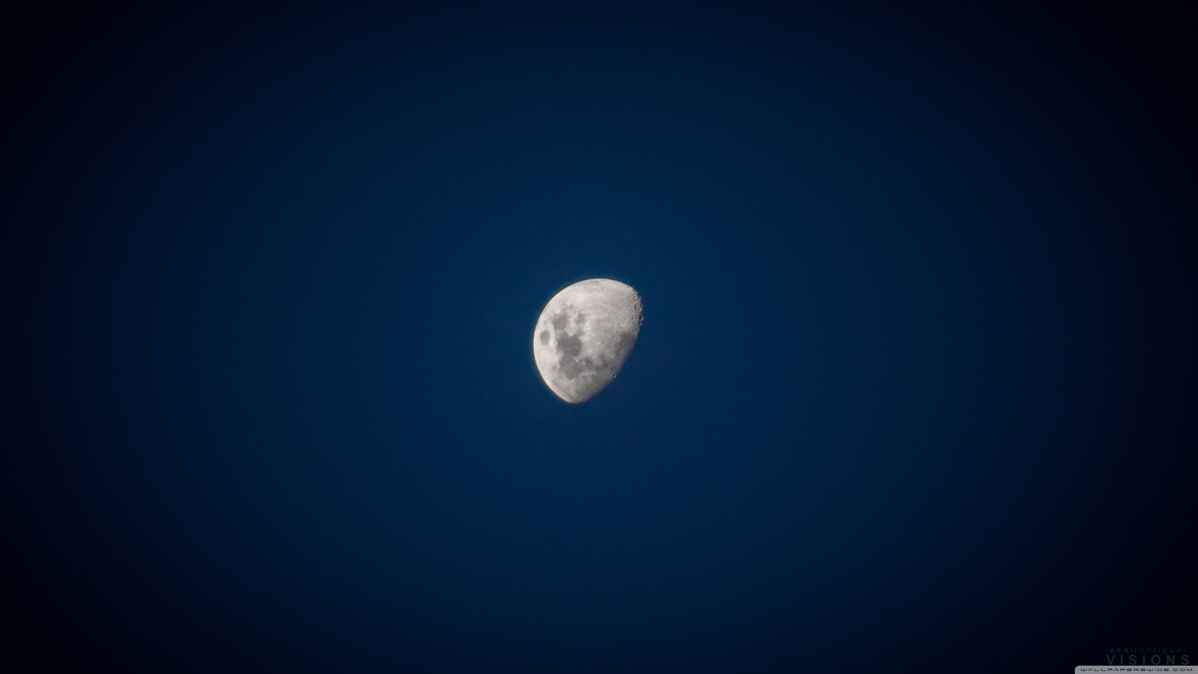 Luna in cielo blu scuro, 3840x2160 Ultra HD, 4K TV