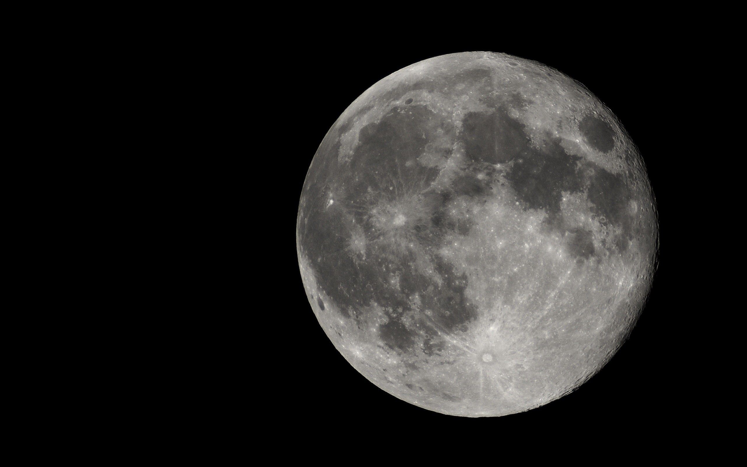 Luna piena su sfondo nero, 2560x1600 2K, Desktop