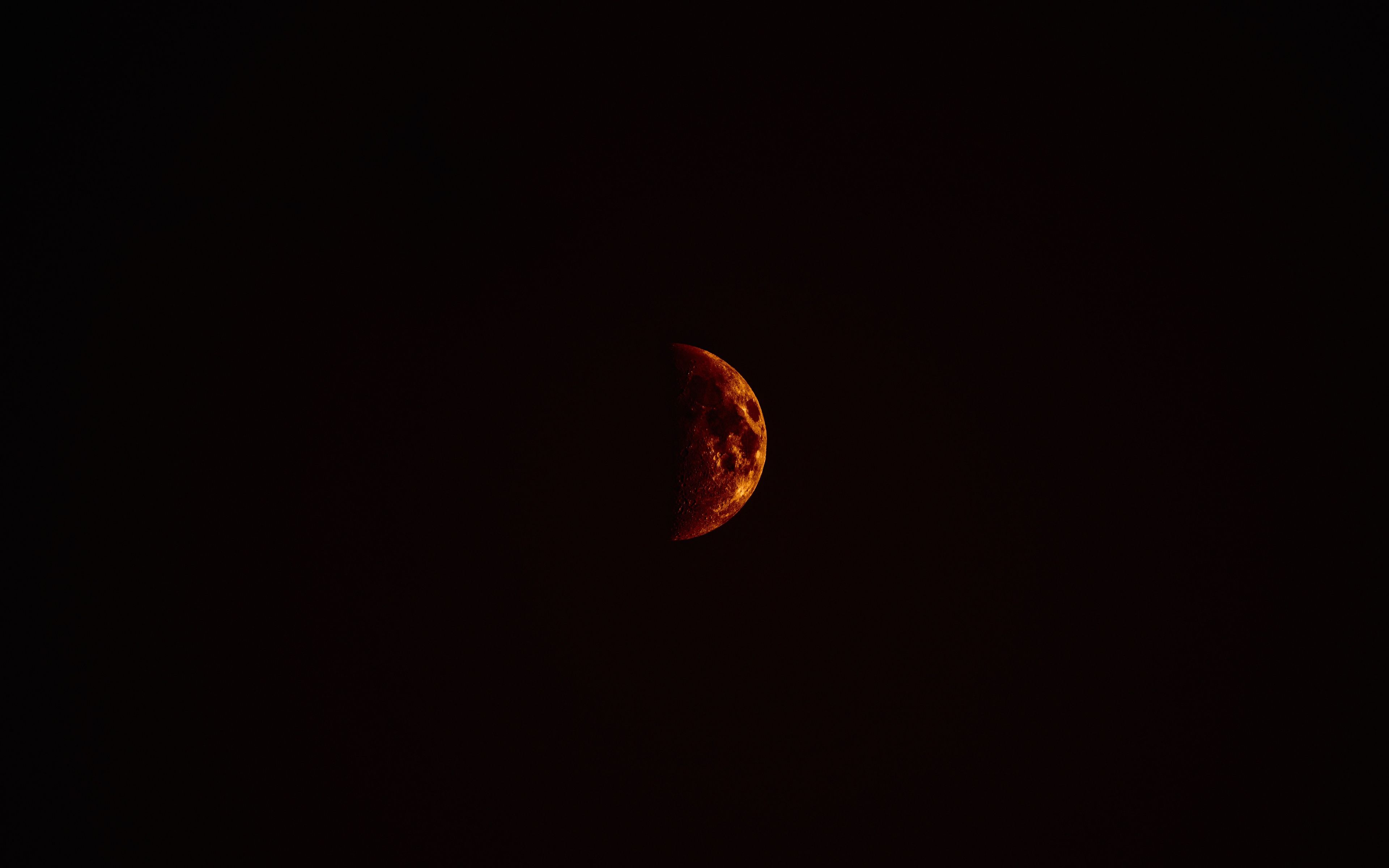 Luna rossa scura nello spazio, 3840x2400 4K Ultra HD, Monitor 4K