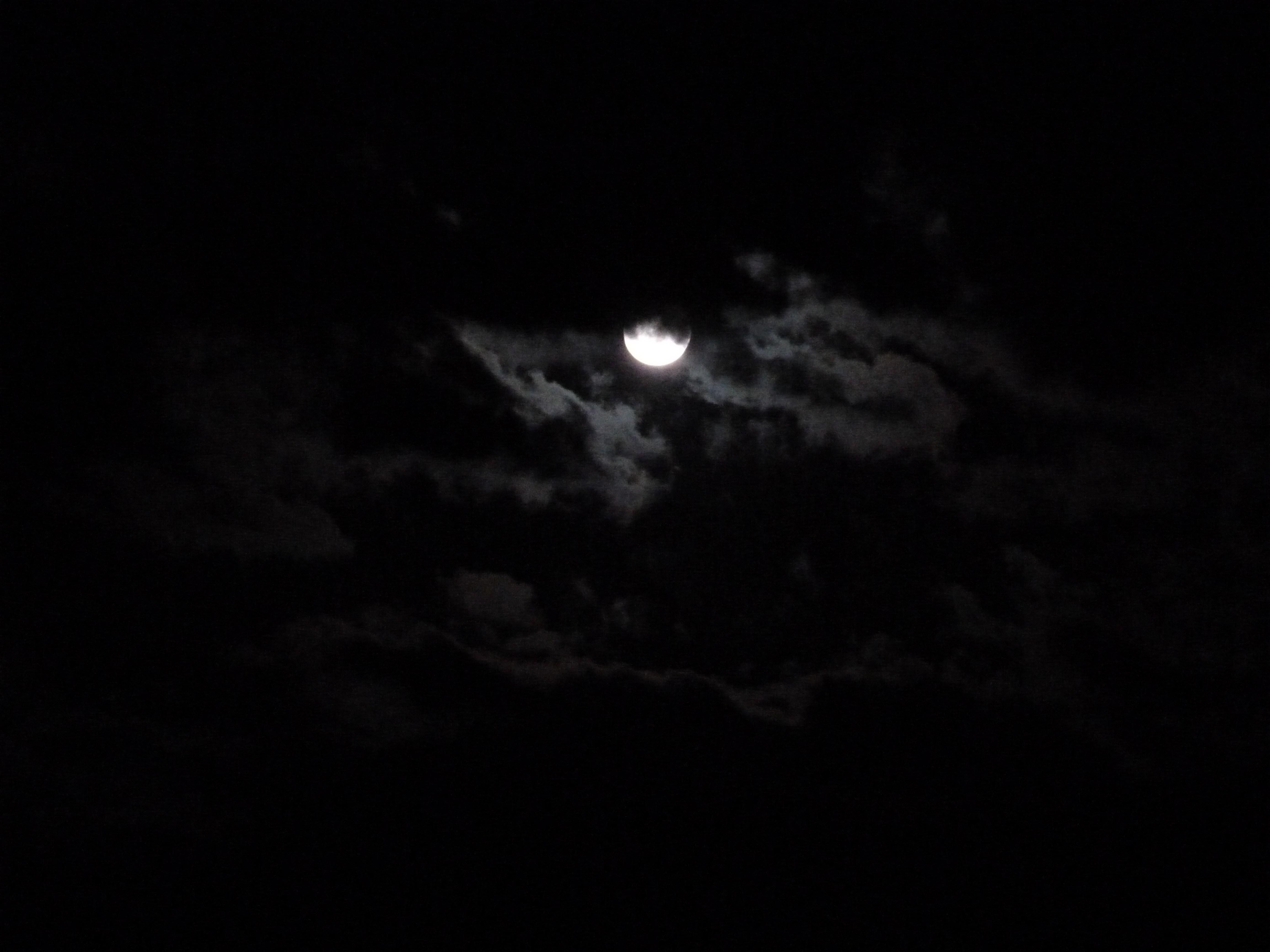 Luna piena tra nuvole scure, 4608x3456 Ultra HD, 4K TV