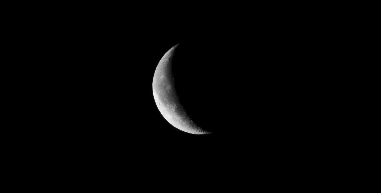 Luna crescente su sfondo nero, 1257x636 HD, Laptop
