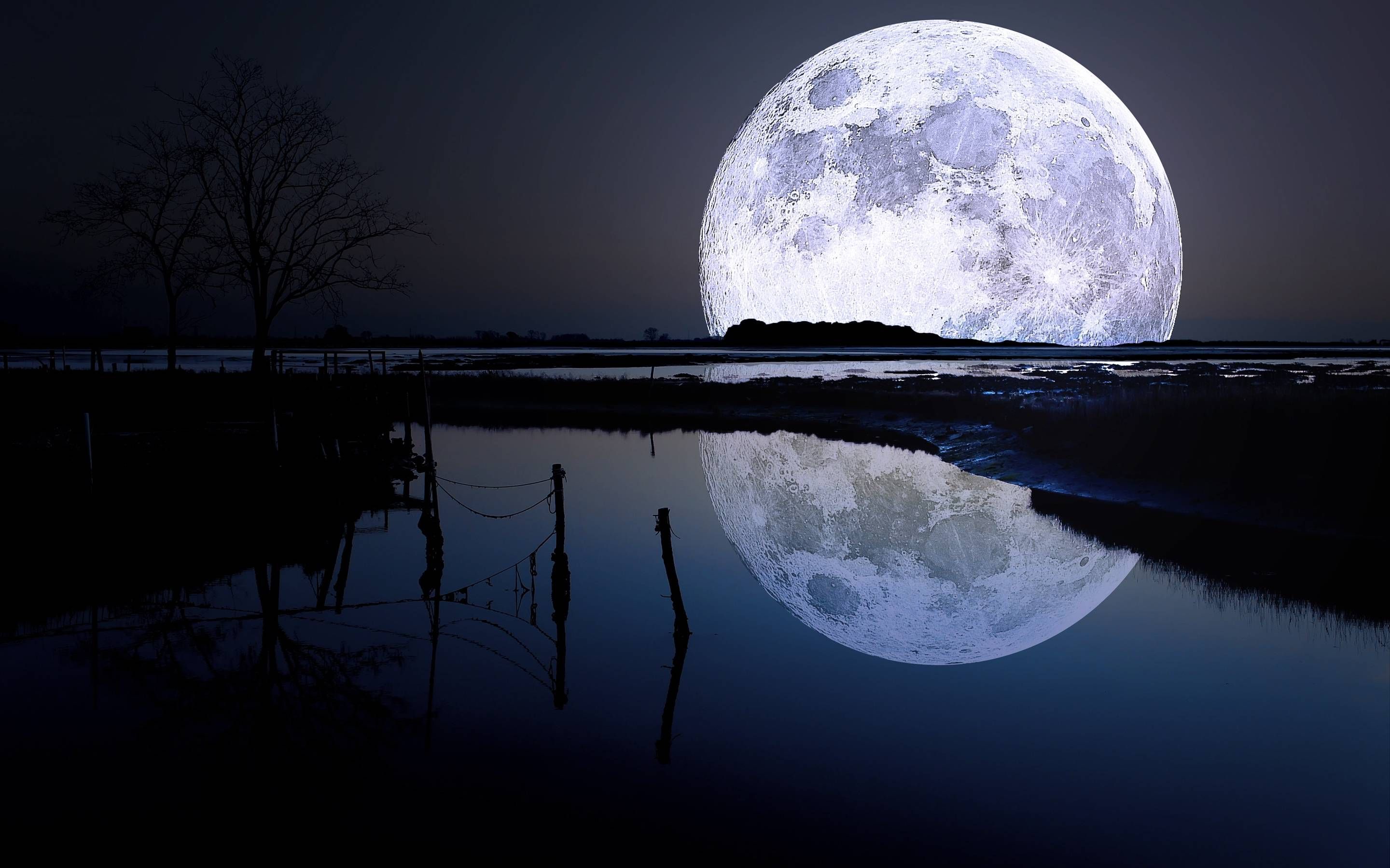 Luna piena riflessa sull'acqua, 2880x1800 WQXGA, Desktop