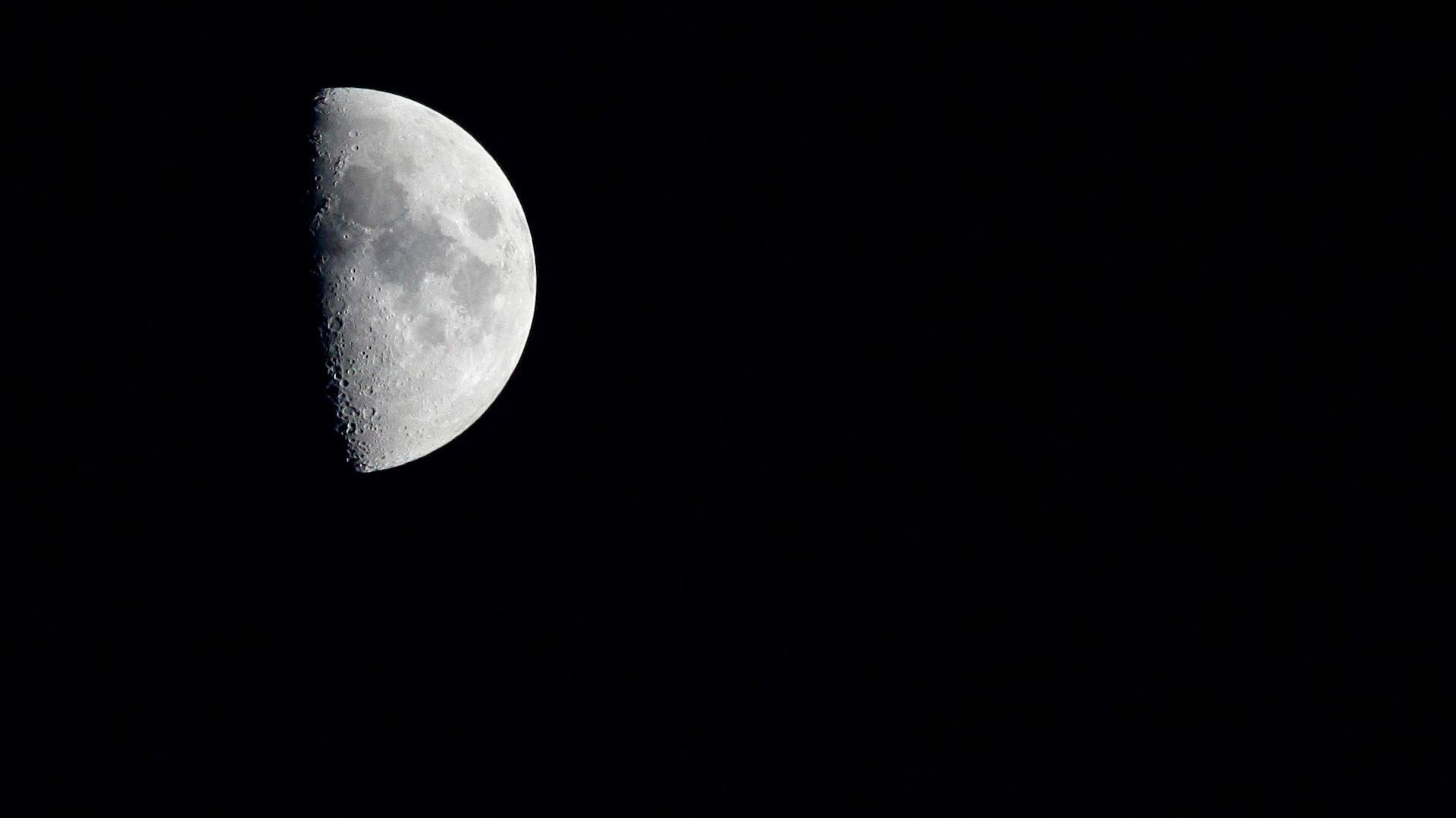 Luna a fase gibbosa nel buio, 1920x1080 Full HD, Desktop