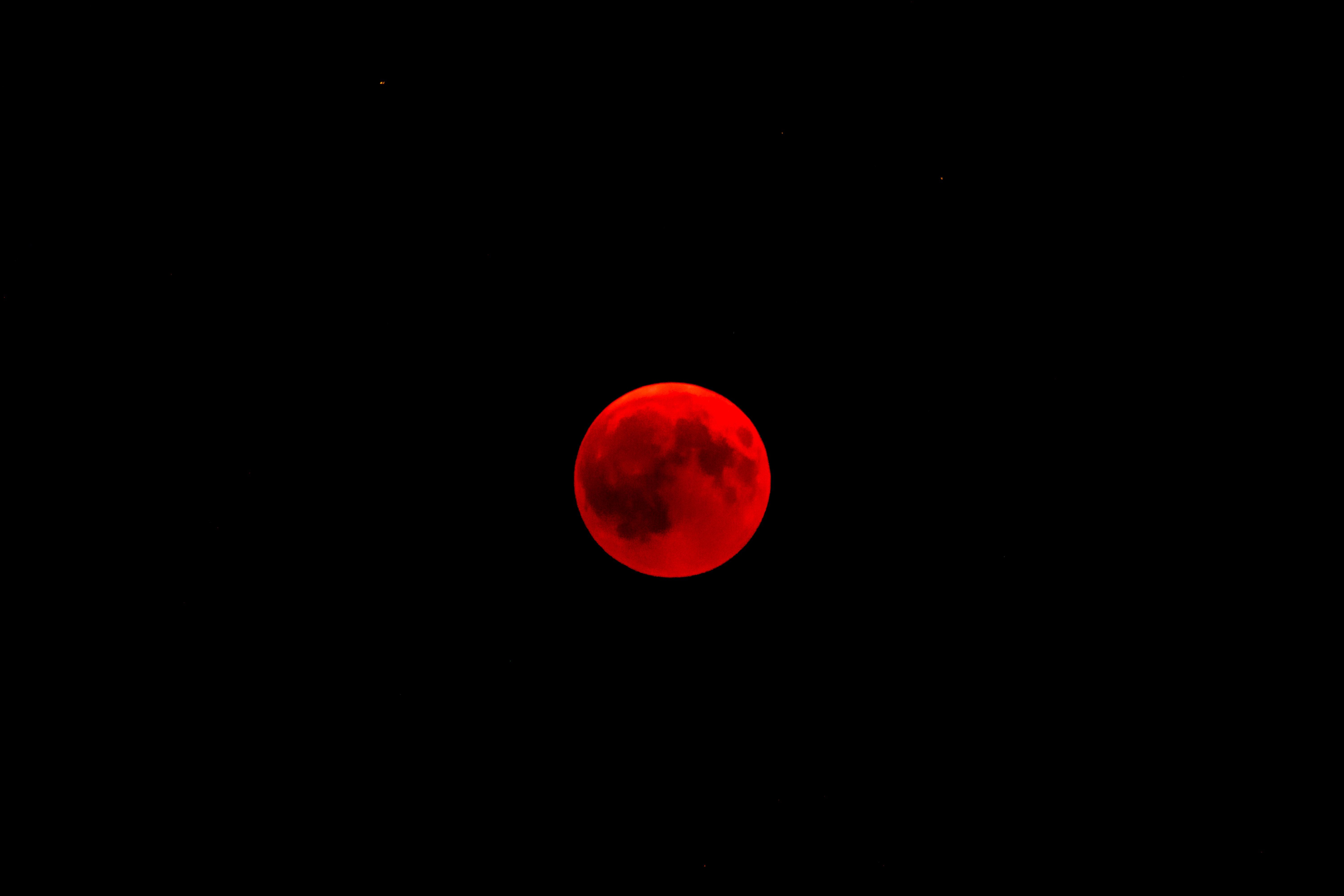 Luna rossa sangue nel buio, 6000x4000 4K Ultra HD, Monitor 4K