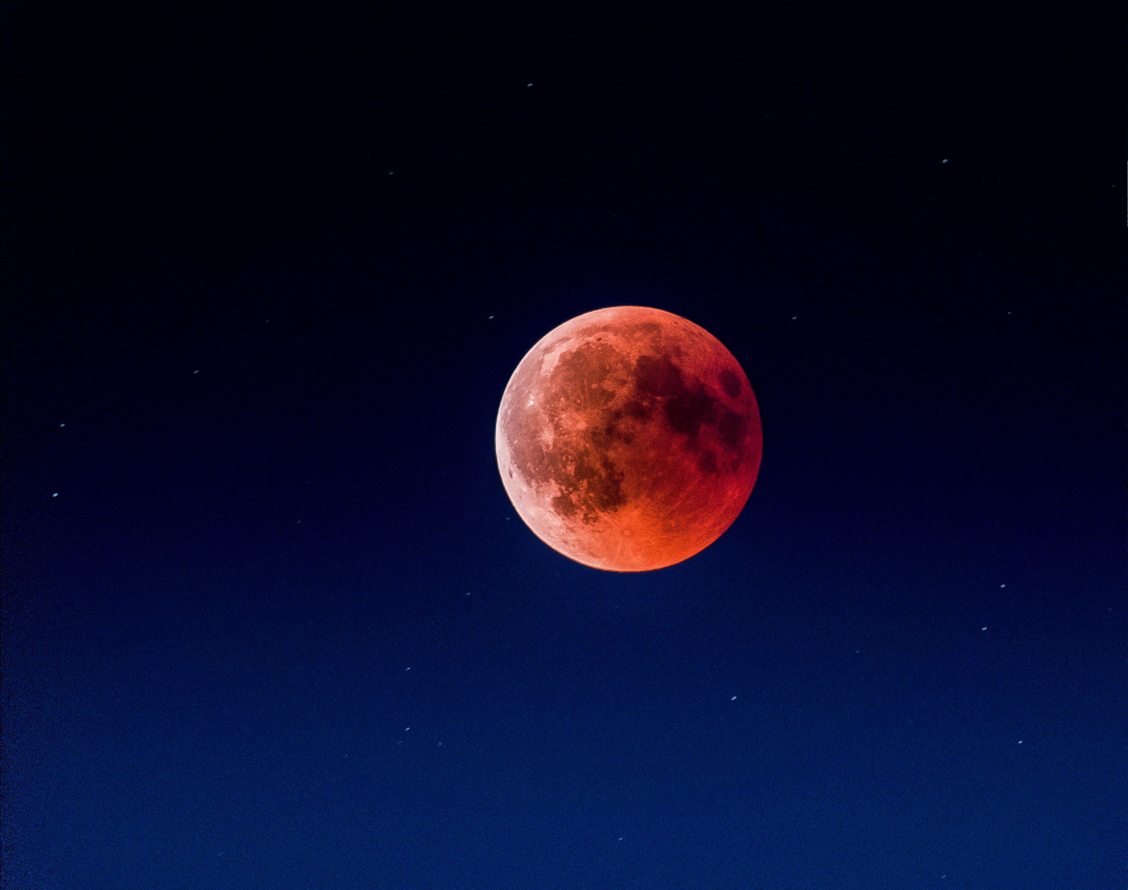 Luna rossa sangue nel cielo, 3800x3000 2K+, PC