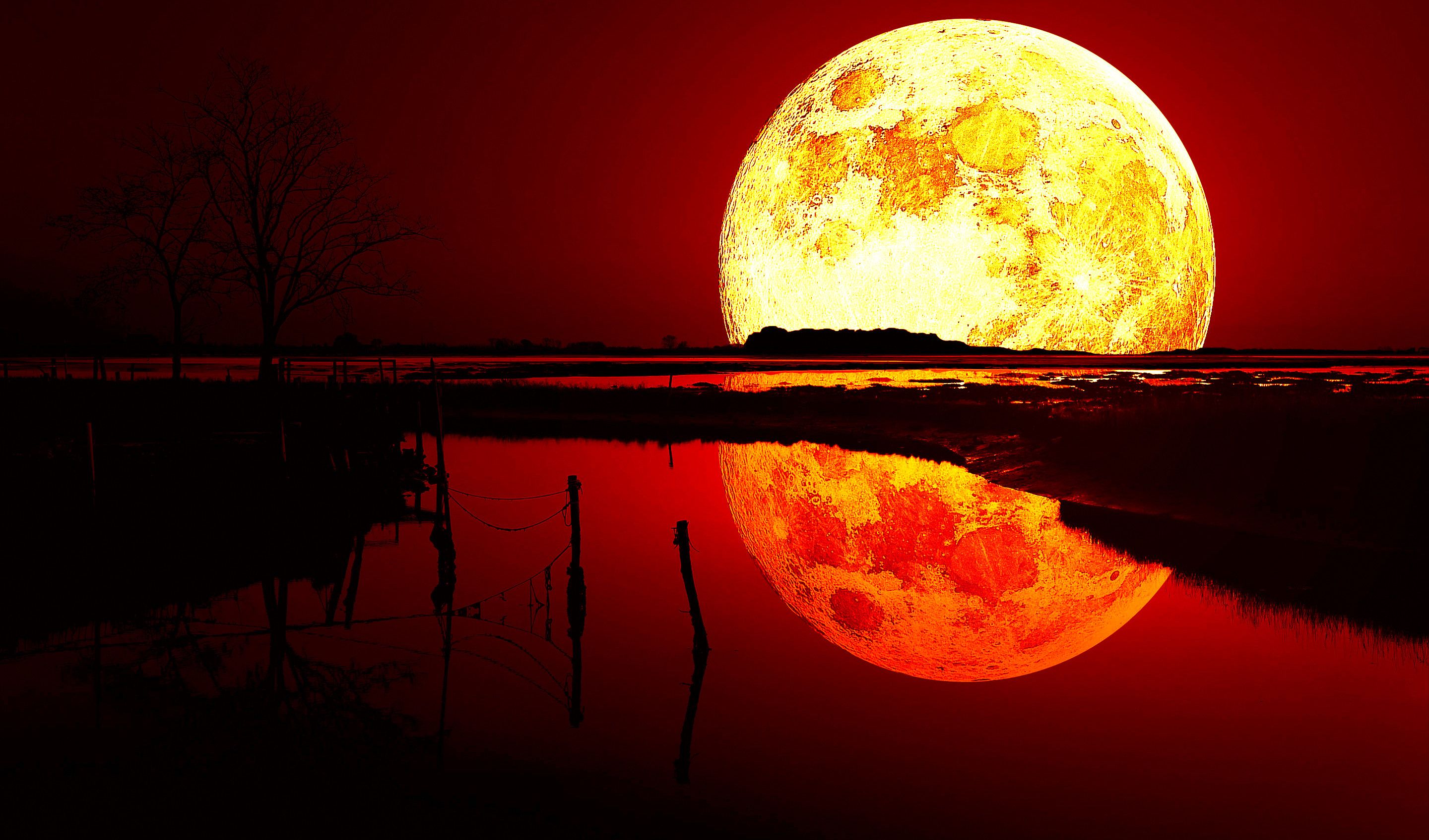Luna rossa sangue riflessa acqua, 2880x1695 2K, Monitor Gaming