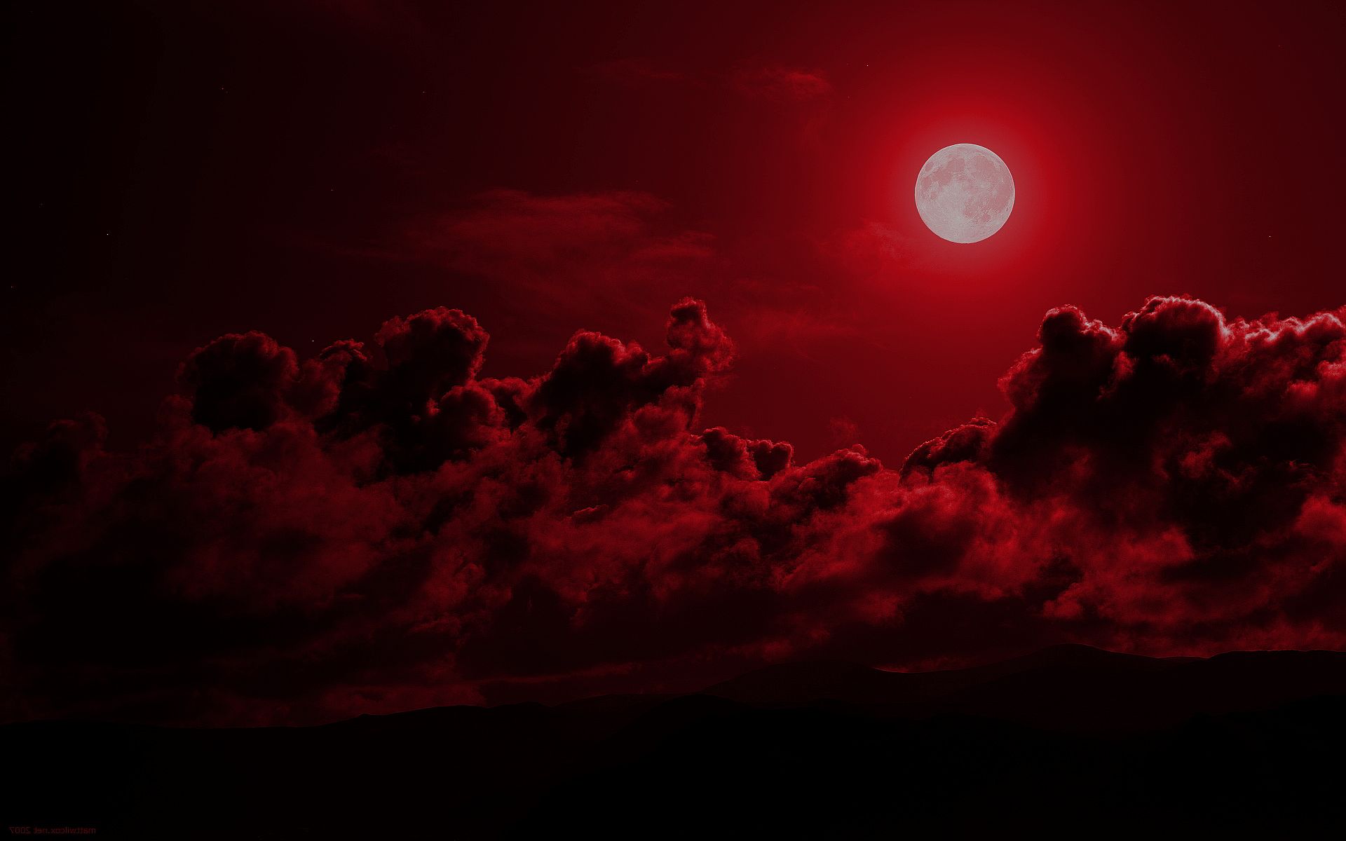 Luna rossa tra nuvole scure, 1920x1200 WUXGA, Desktop