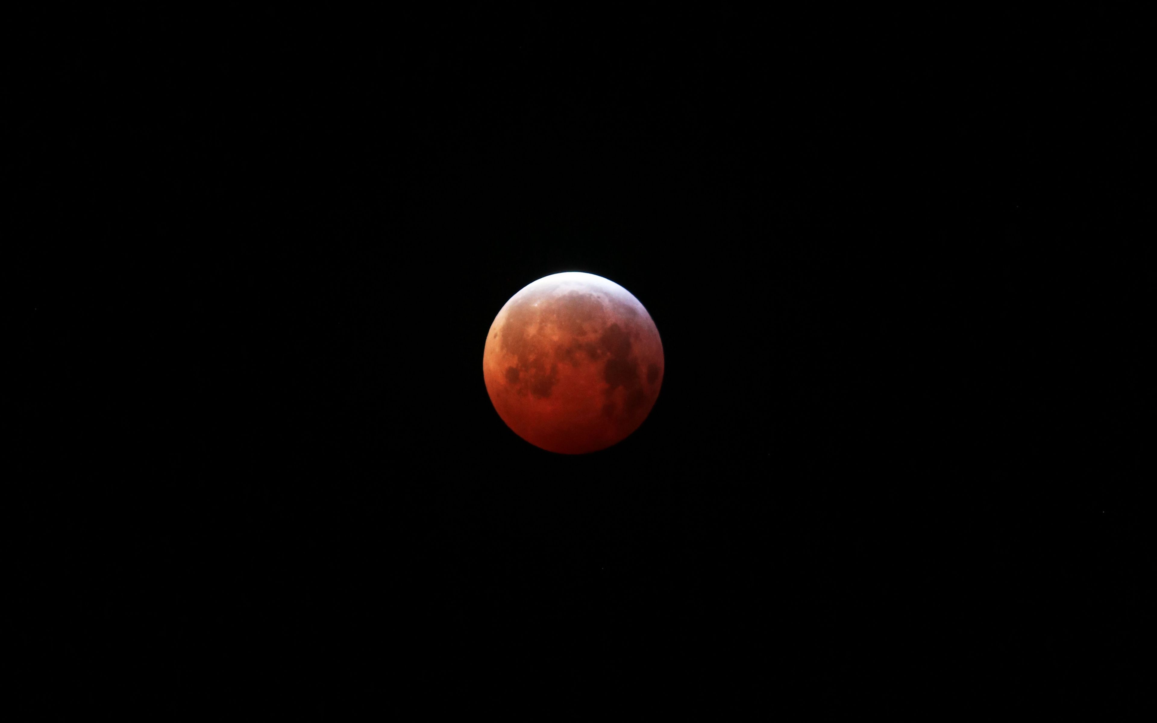 Luna rossa scura nel cielo, 3840x2400 4K, Desktop 4K