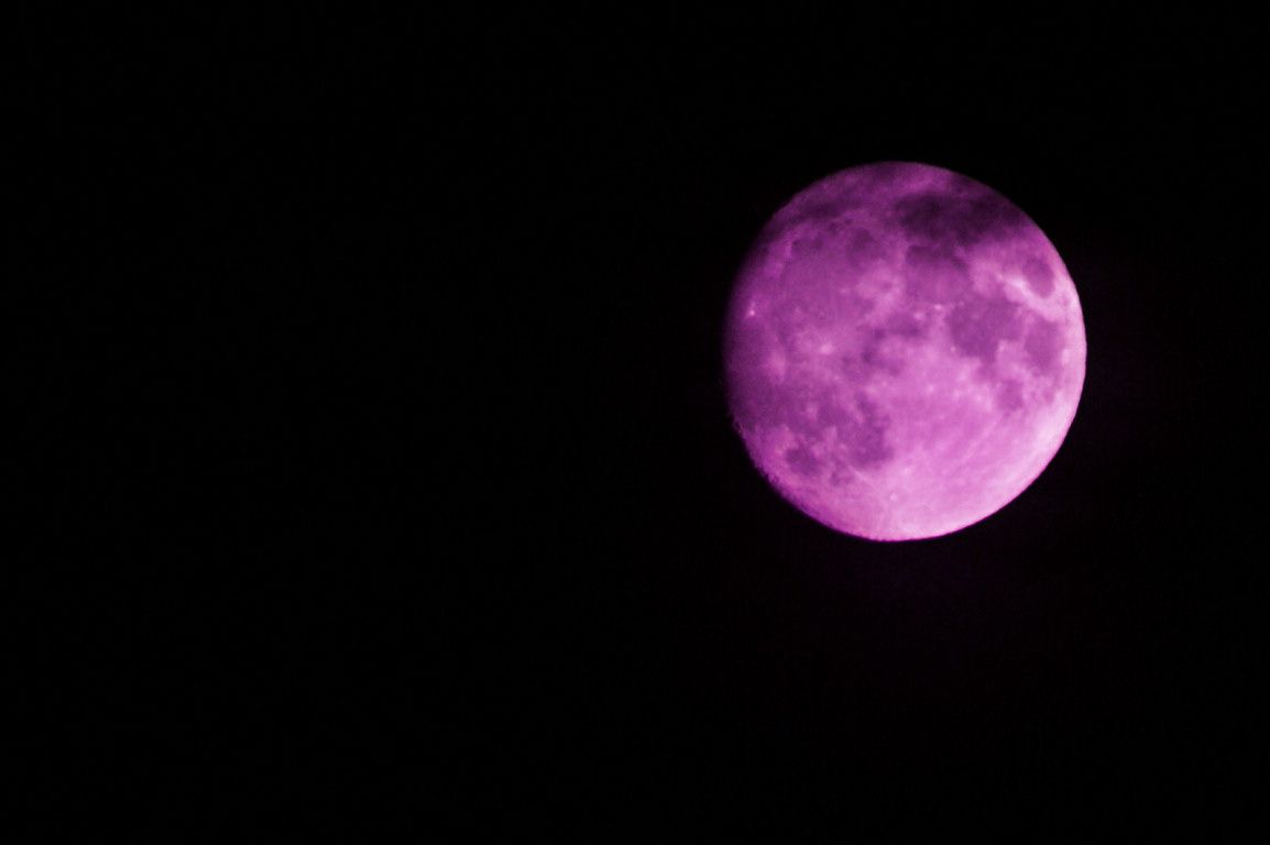 Luna viola nel cielo notturno, 1154x768 HD, Laptop