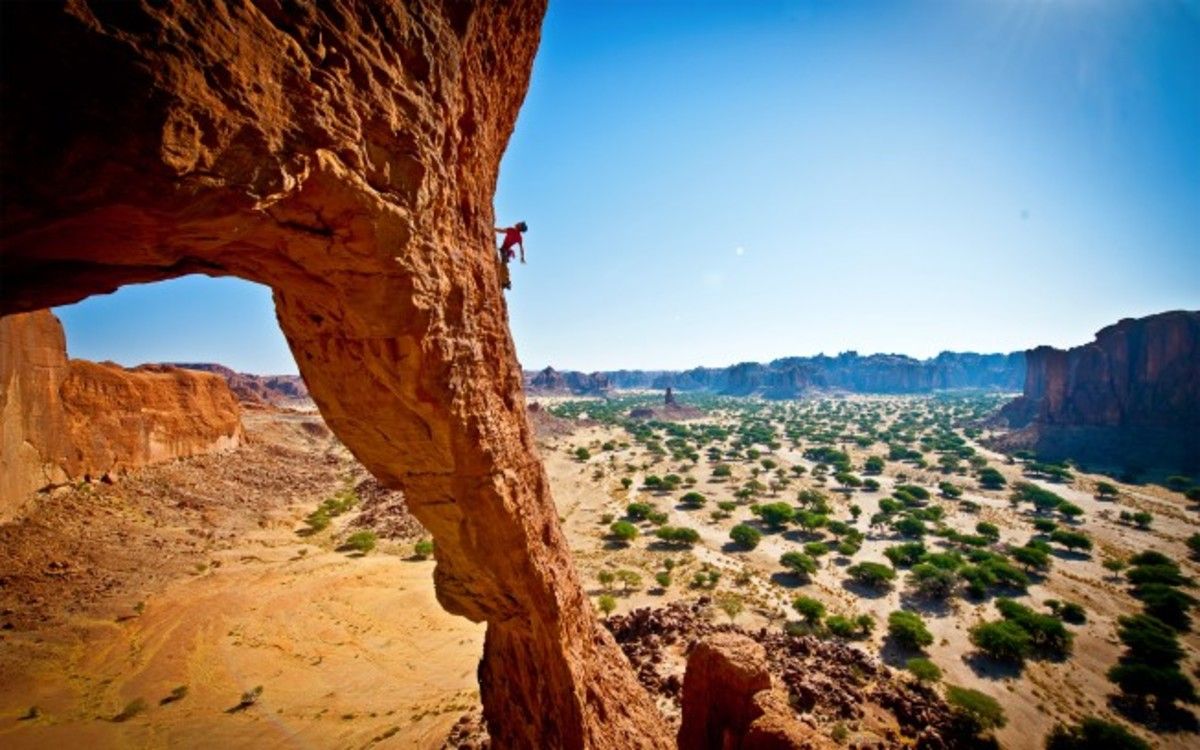 Scalatore su parete rocciosa deserto, 1200x750 HD, Mac