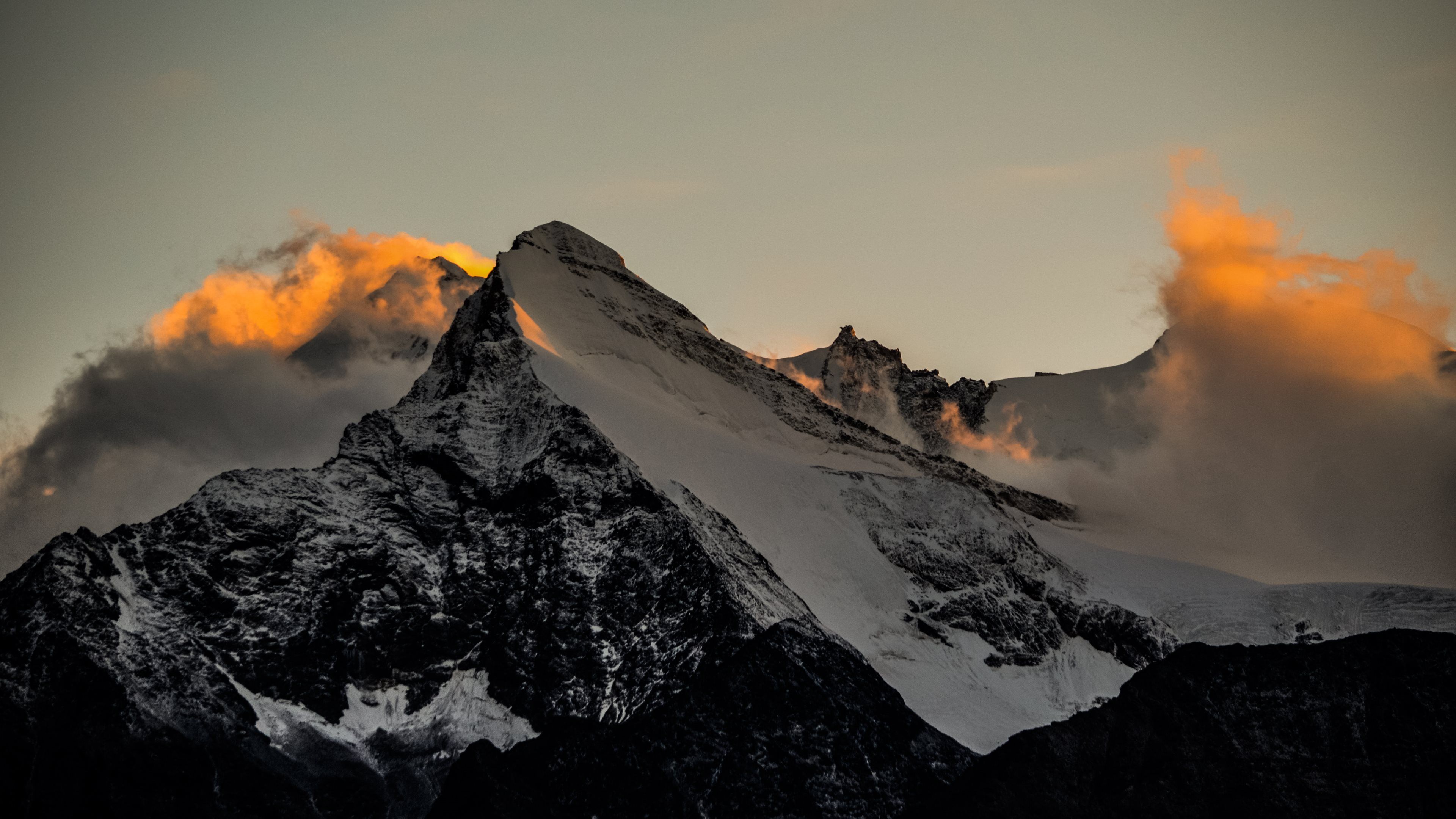 Montagna innevata al tramonto, 3840x2160 Ultra HD, MacBook Air