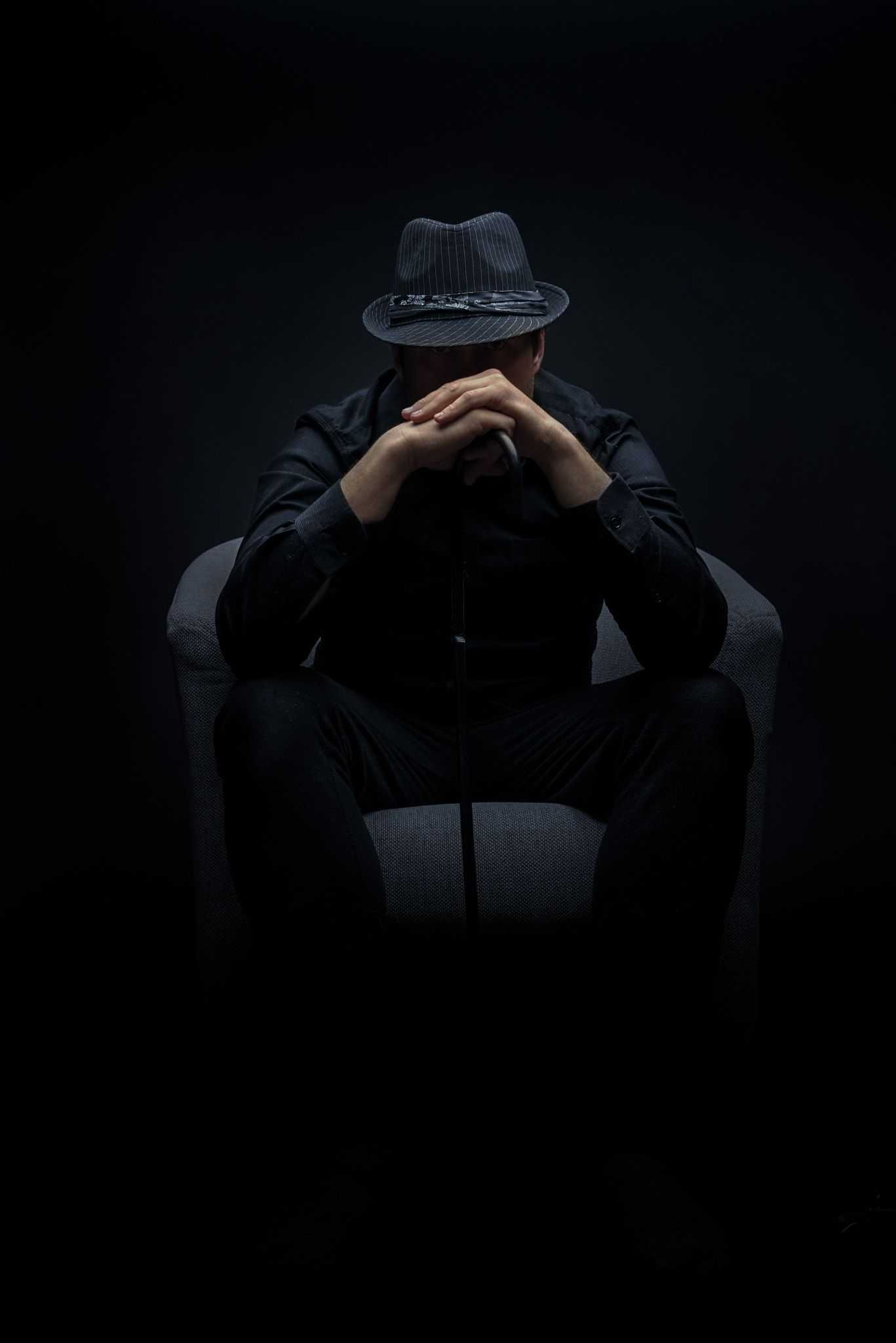 Uomo con cappello seduto buio, 1367x2048 Full HD Verticale, iPhone