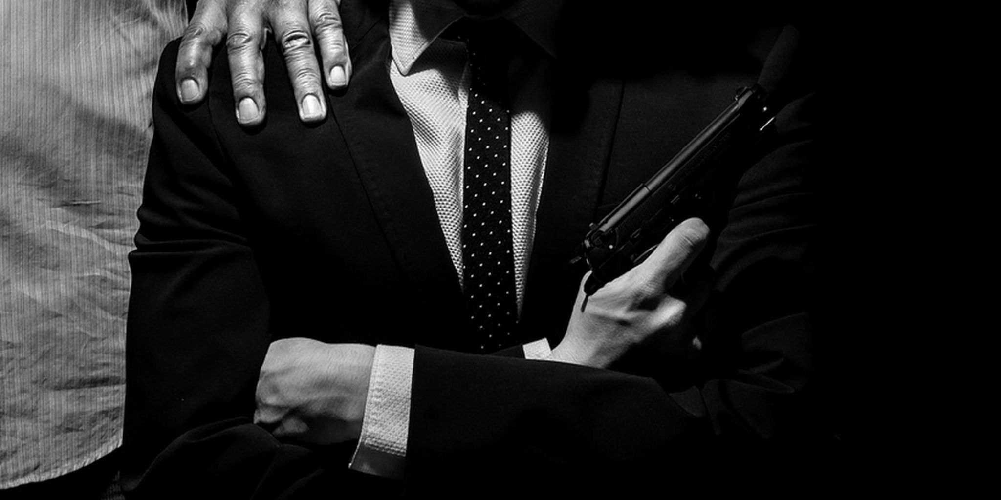 Uomo in abito con pistola, 2048x1024 alta risoluzione, iMac