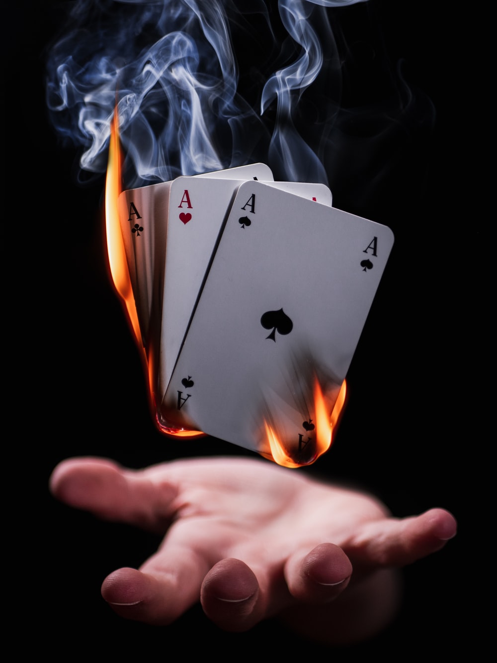 Carte da gioco in fiamme, mano, 1000x1332 Verticale, Telefono