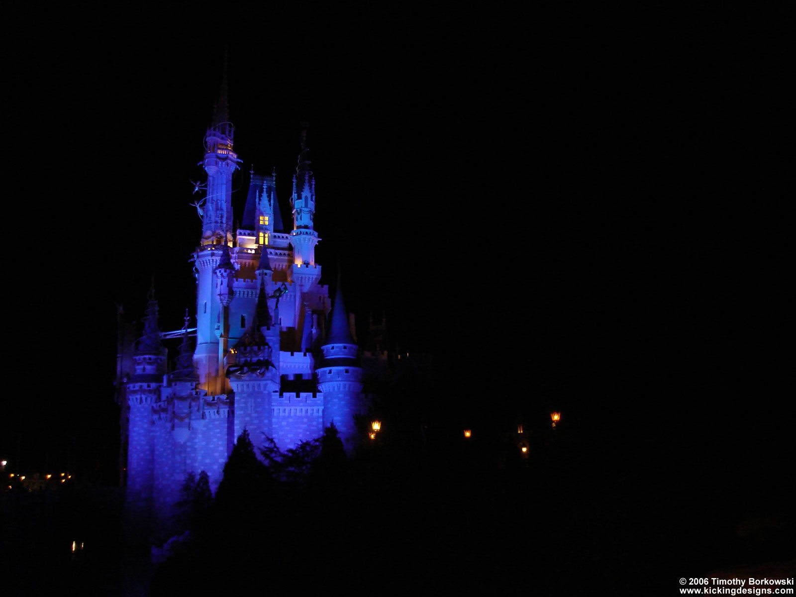 Castello Disney illuminato blu notte, 1600x1200 900p, Laptop