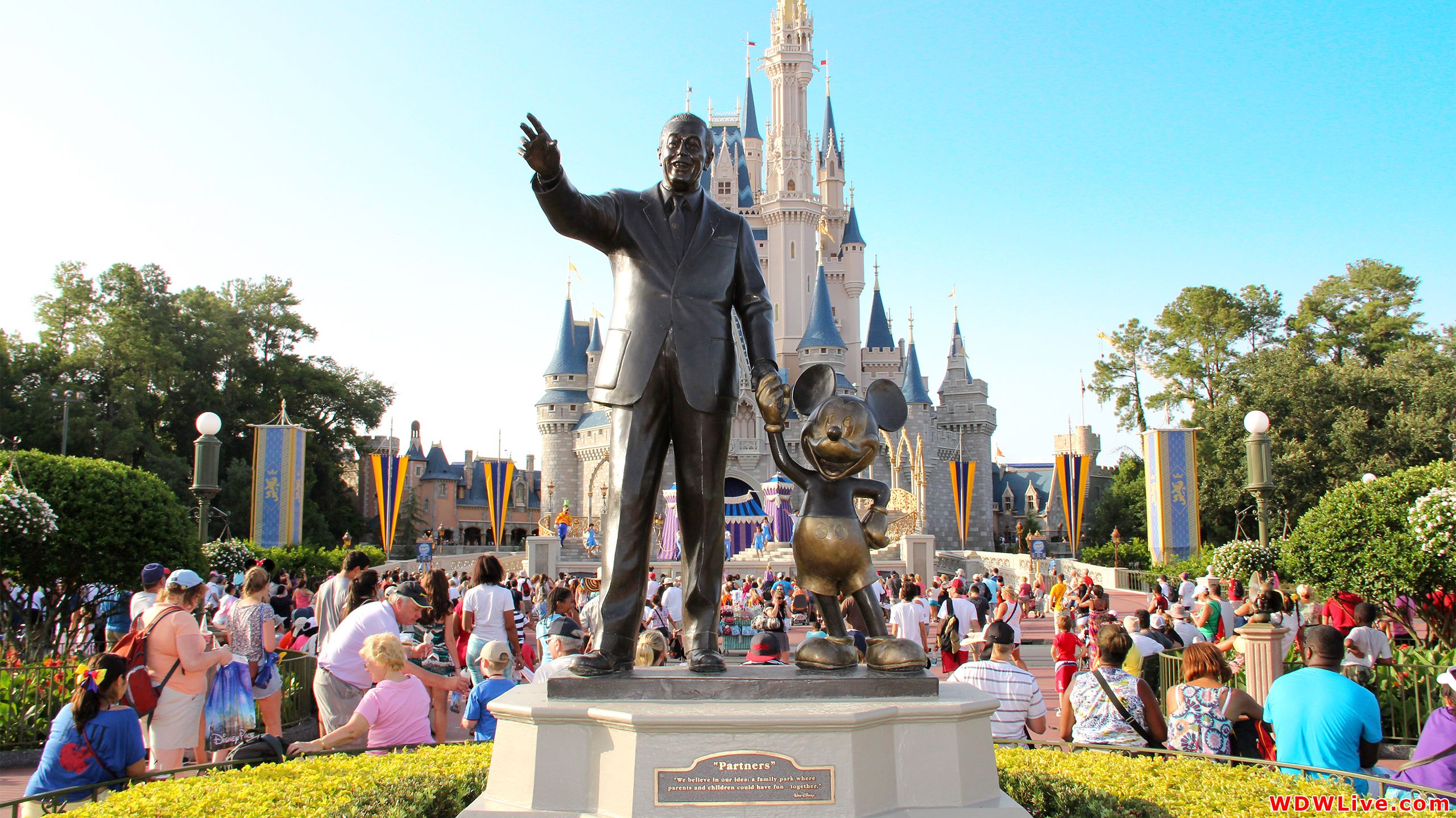 Statua Partners e castello Disney, 2560x1440 1440p, Desktop
