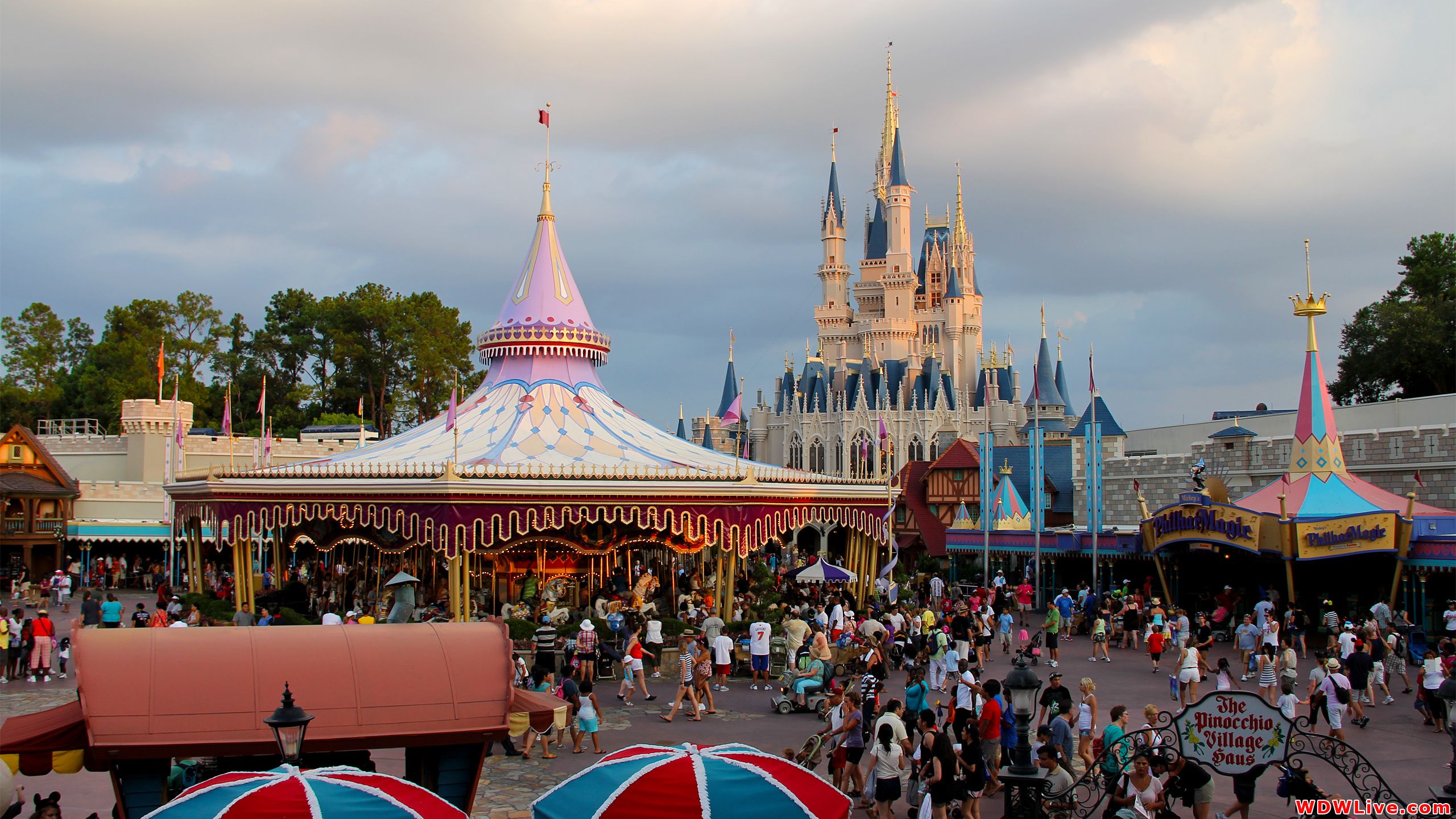 Fantasyland castello Disney folla, 2560x1440 2K, Desktop
