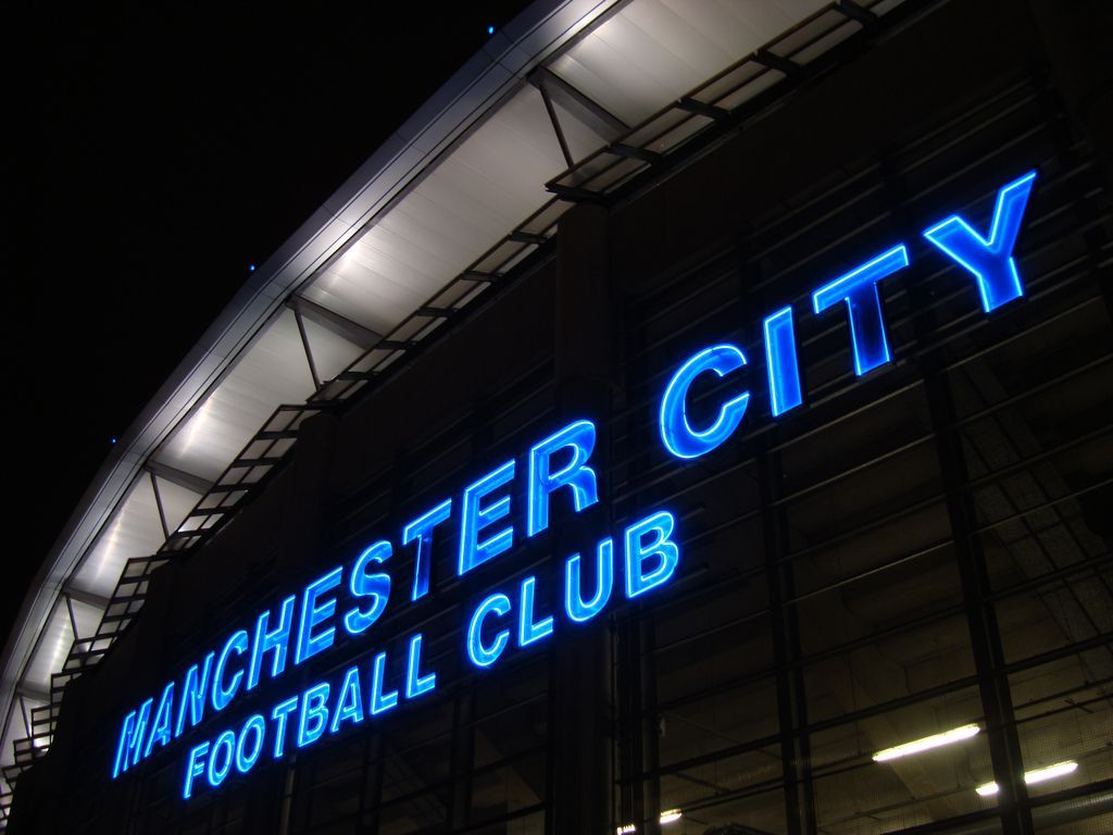 Logo Manchester City ed Etihad, 736x1308 Verticale, Mobile