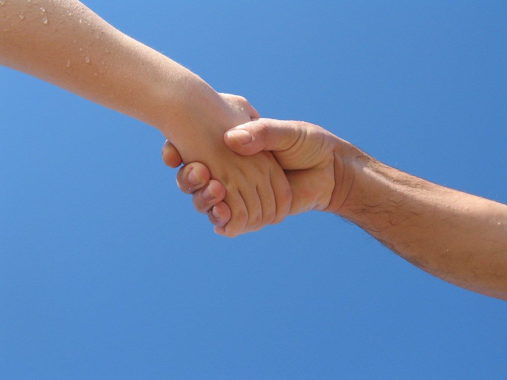 Mani che proteggono luce, 1024x768 HD, Desktop