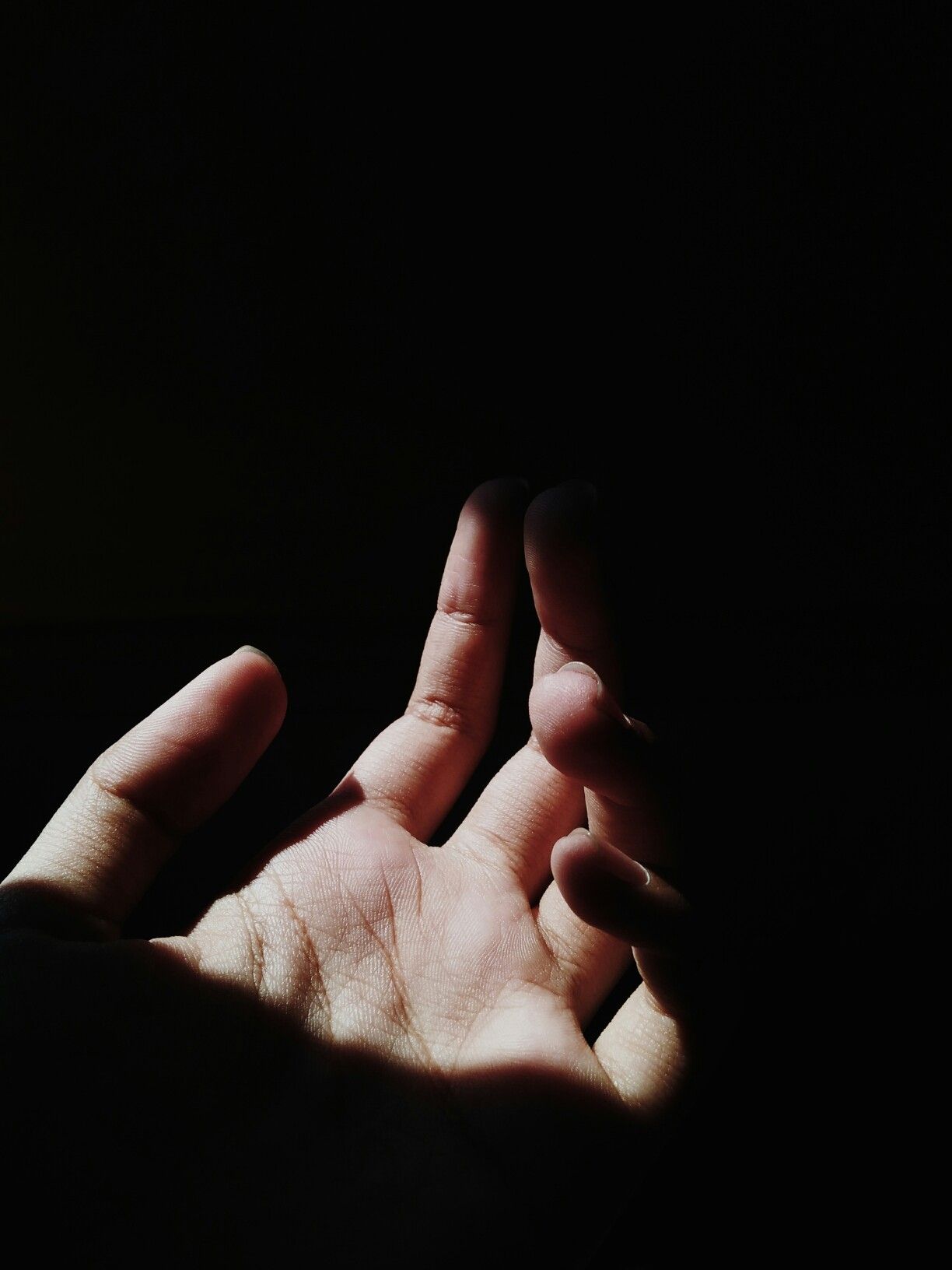 Mano nell'ombra scura, 1224x1632 Full HD Verticale, Smartphone