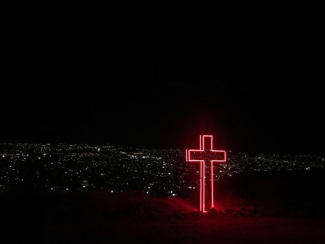 Croce al neon rossa notturna, 1080x810 HD, Laptop