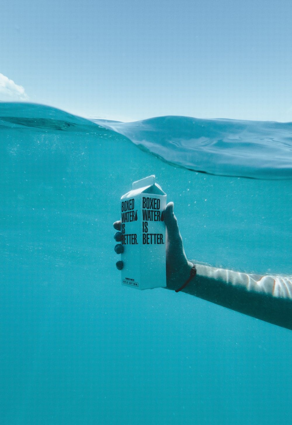 Mano regge cartone acqua mare, sfondi 1000x1456 Full HD Verticale, Smartphone