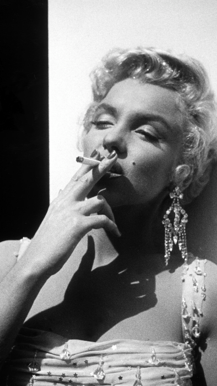 Marilyn Monroe fumando bianco e nero, 719x1280 Full HD Verticale, iPhone Pro Max