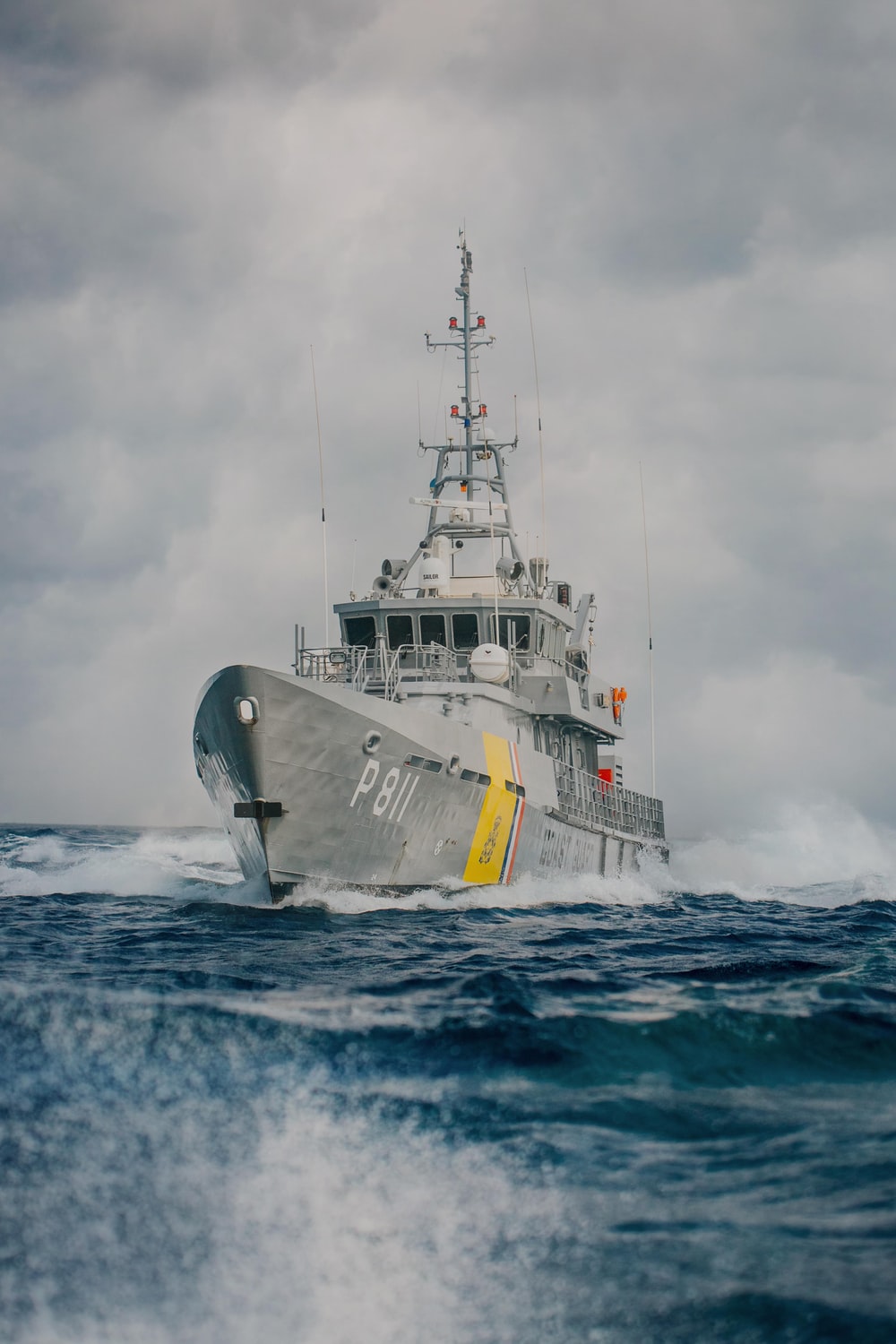 Nave militare in mare, 1000x1500 Full HD Verticale, Smartphone