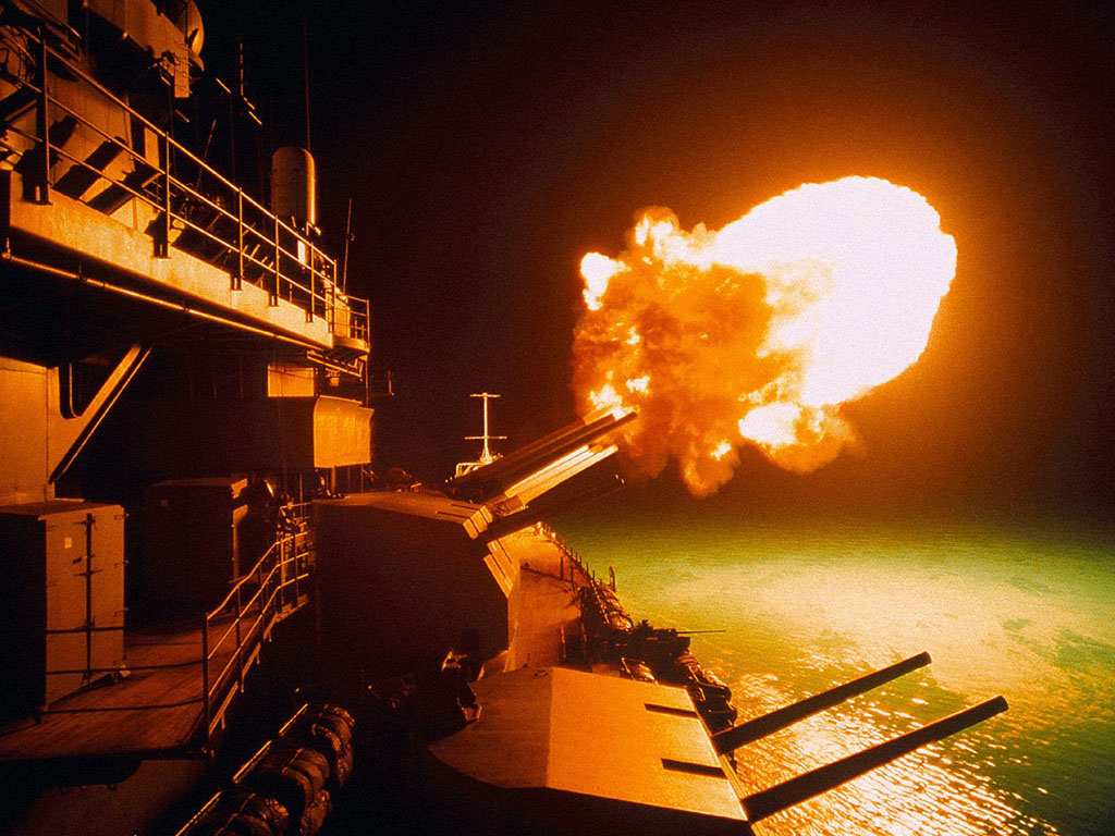 Nave da guerra sparo cannone notturno, 1024x768 HD, PC