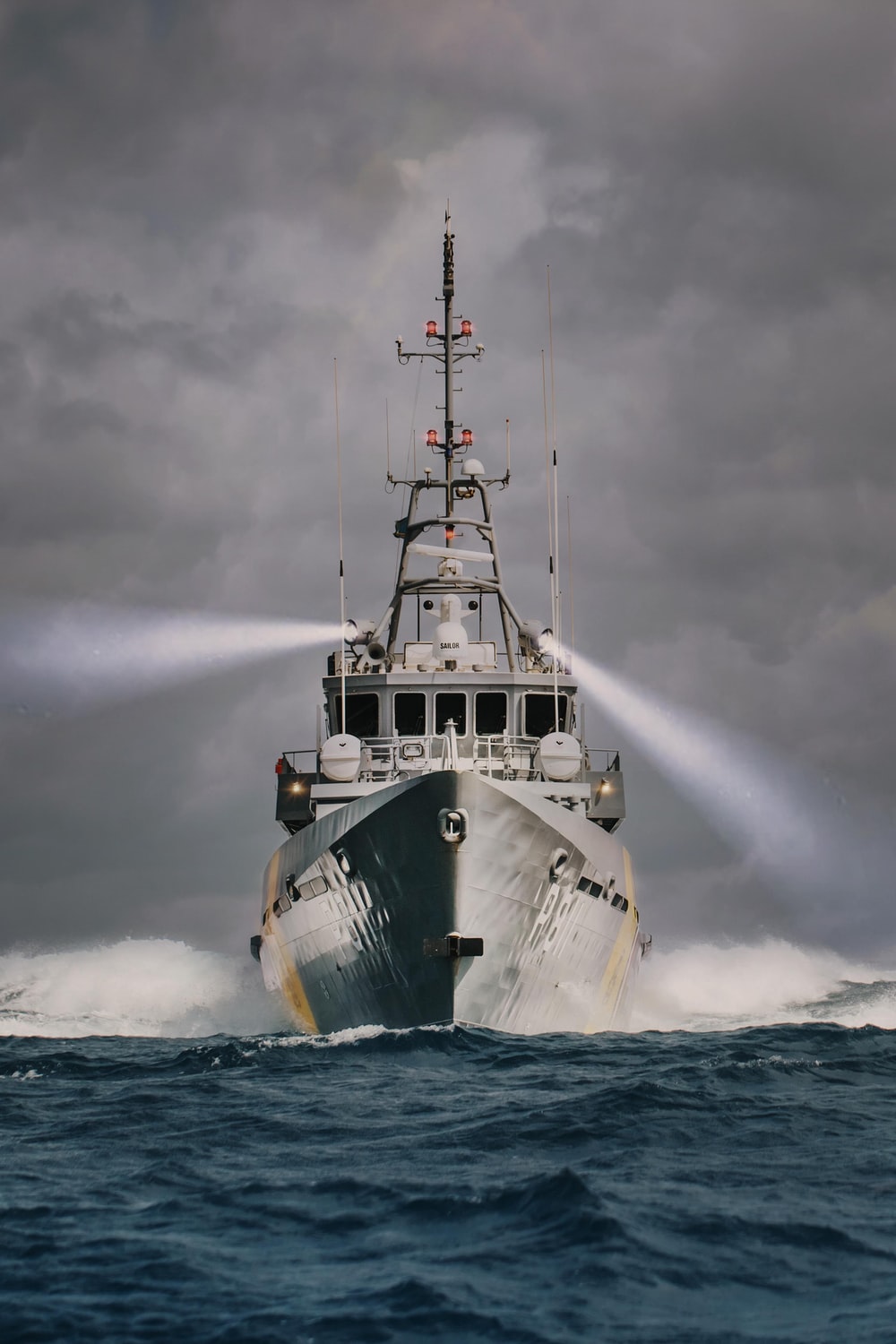 Nave militare in mare, 1000x1500 Full HD Verticale, iPhone