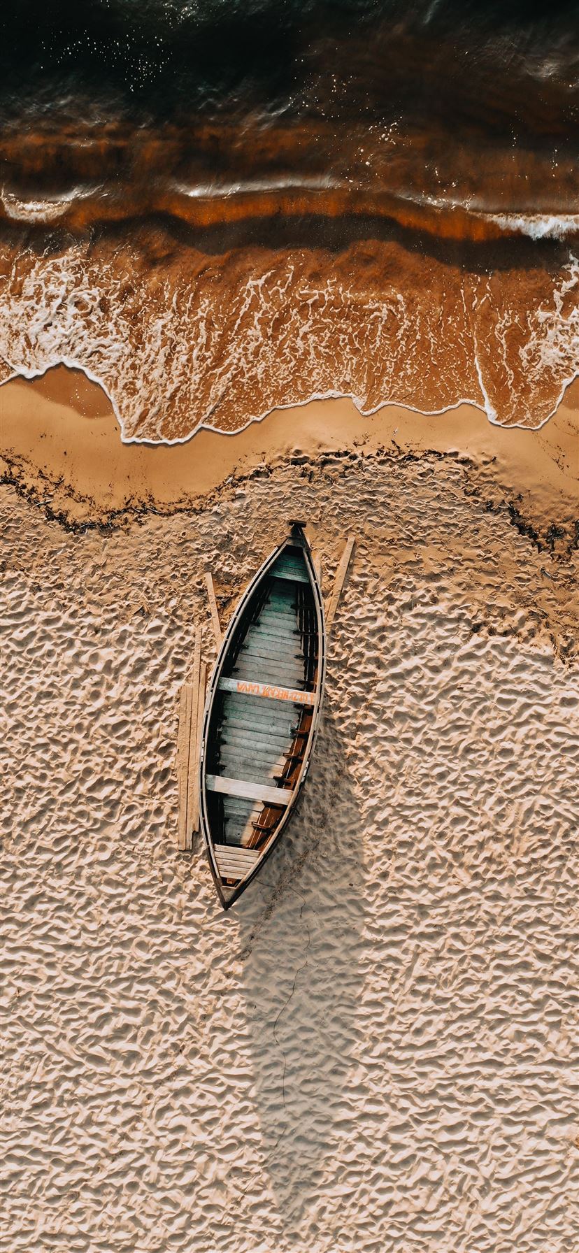 Barca su spiaggia vista dall'alto, 828x1792 Full HD Verticale, Smartphone