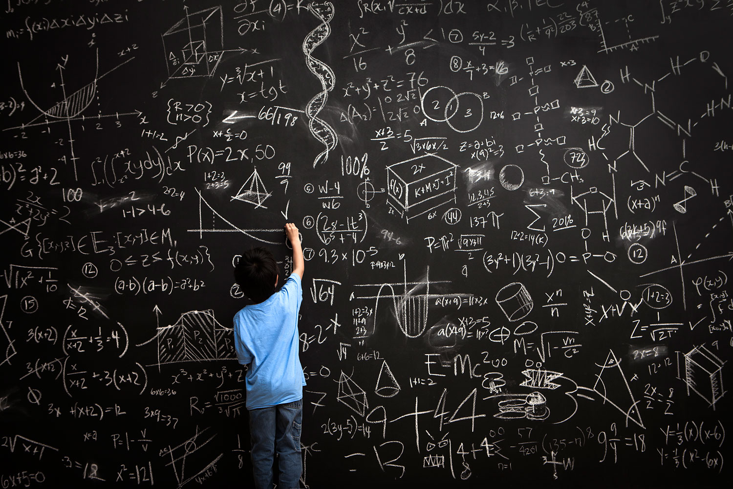 Bambino scrive formule lavagna, 1500x1000 HD, Desktop